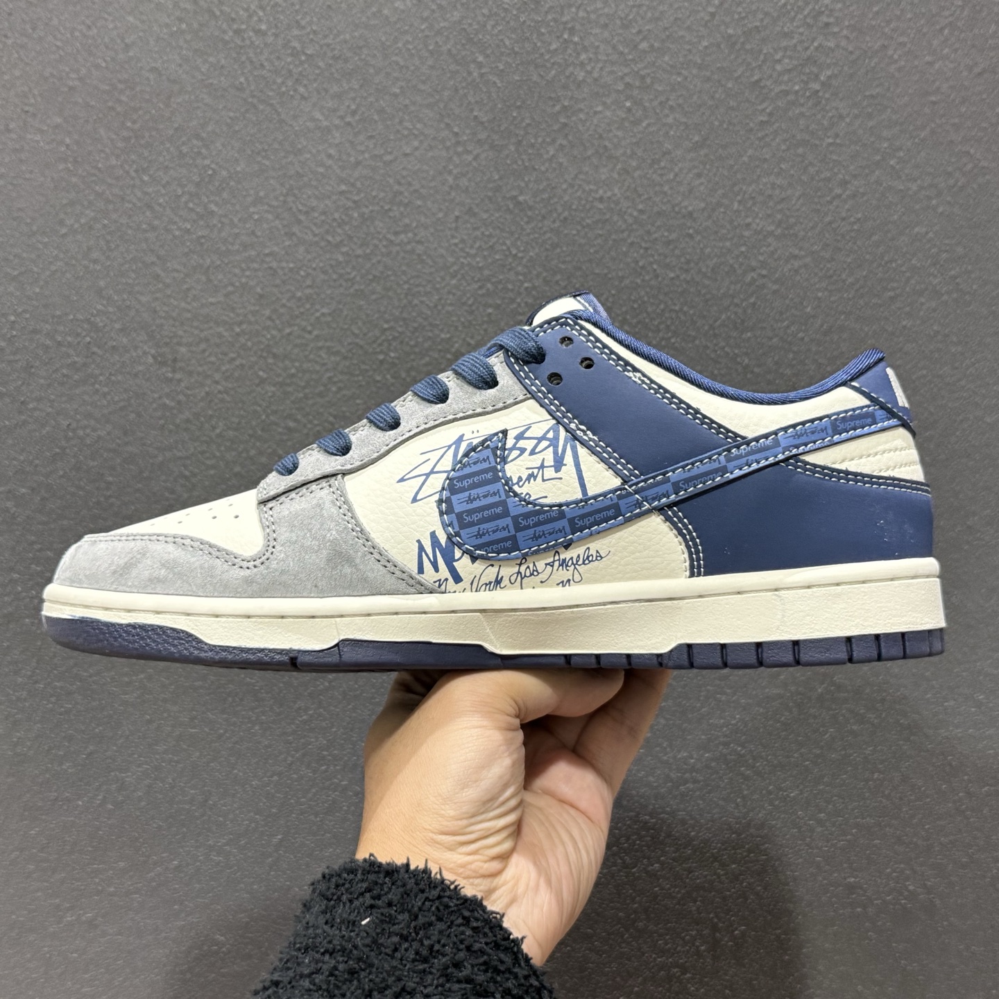 高端定制Nike SB Dunk Low “斯图西联名------米白灰蓝渡鸦” 低帮休闲板鞋 XD1588-243