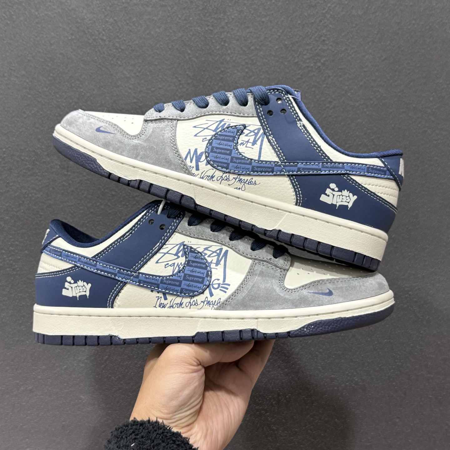 高端定制Nike SB Dunk Low “斯图西联名------米白灰蓝渡鸦” 低帮休闲板鞋 XD1588-243