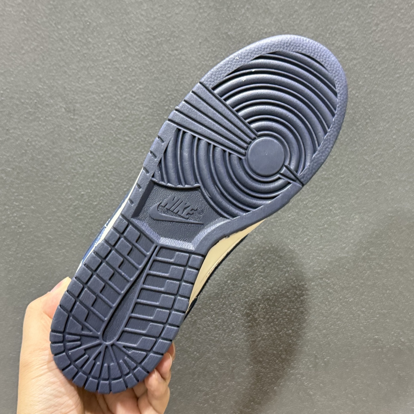 高端定制Nike SB Dunk Low “斯图西联名------米白灰蓝渡鸦” 低帮休闲板鞋 XD1588-243