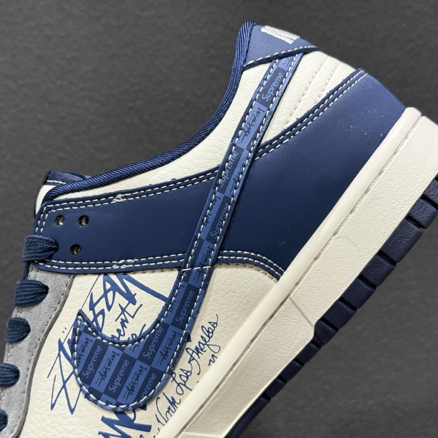 高端定制Nike SB Dunk Low “斯图西联名------米白灰蓝渡鸦” 低帮休闲板鞋 XD1588-243