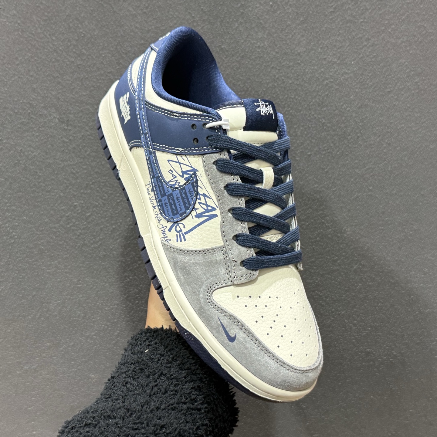 高端定制Nike SB Dunk Low “斯图西联名------米白灰蓝渡鸦” 低帮休闲板鞋 XD1588-243