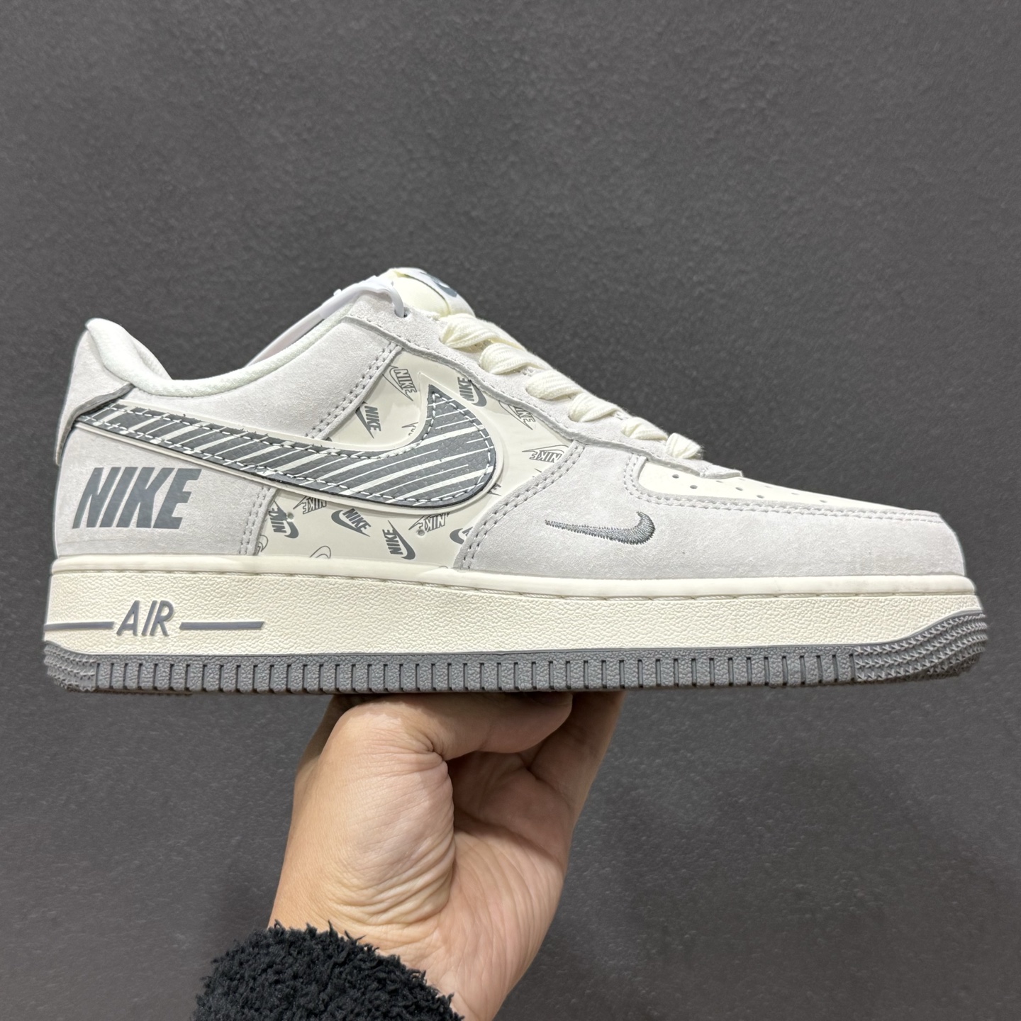 NIke Air Force 1 ’07 Low “NIKE-米灰猪八革”空军一号 低帮 运动鞋 JP8028-071 NIke Air Force 1 ’07 Low “NIKE-米灰猪八革”空军一号 低帮 运动鞋 JP8028-071