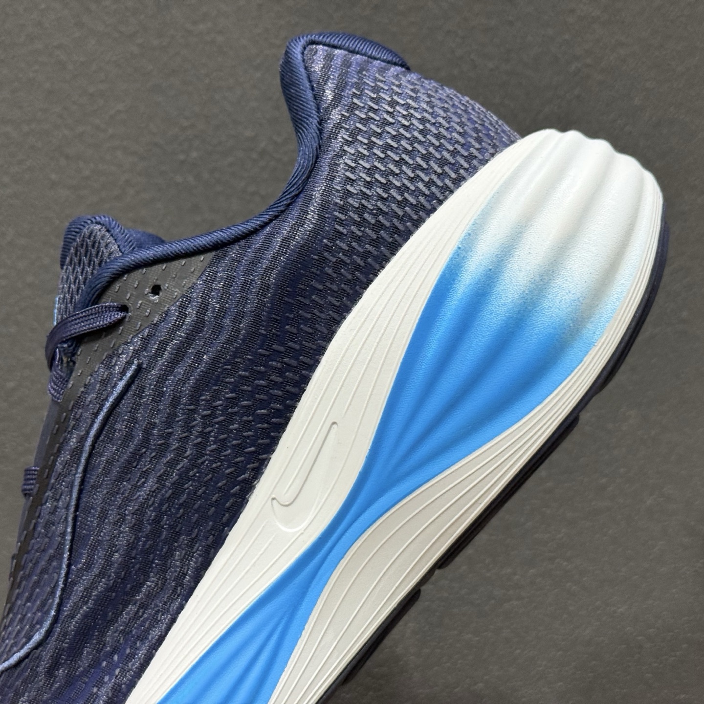 Nike Zoom VOMERO 耐克 舒适减震防滑 低帮跑步鞋全掌ReactX泡绵中底 YC2661-004