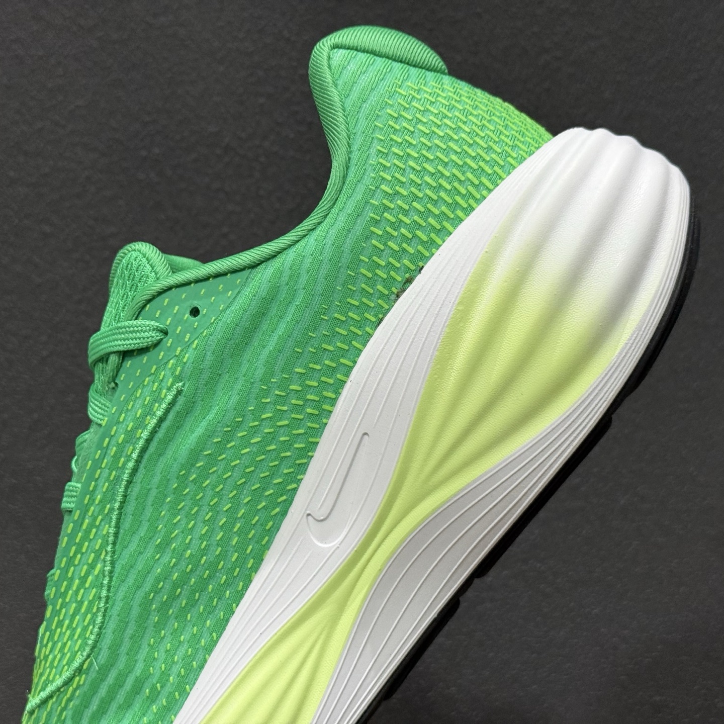 Nike Zoom VOMERO 耐克 舒适减震防滑 低帮跑步鞋全掌ReactX泡绵中底 YC2661-009