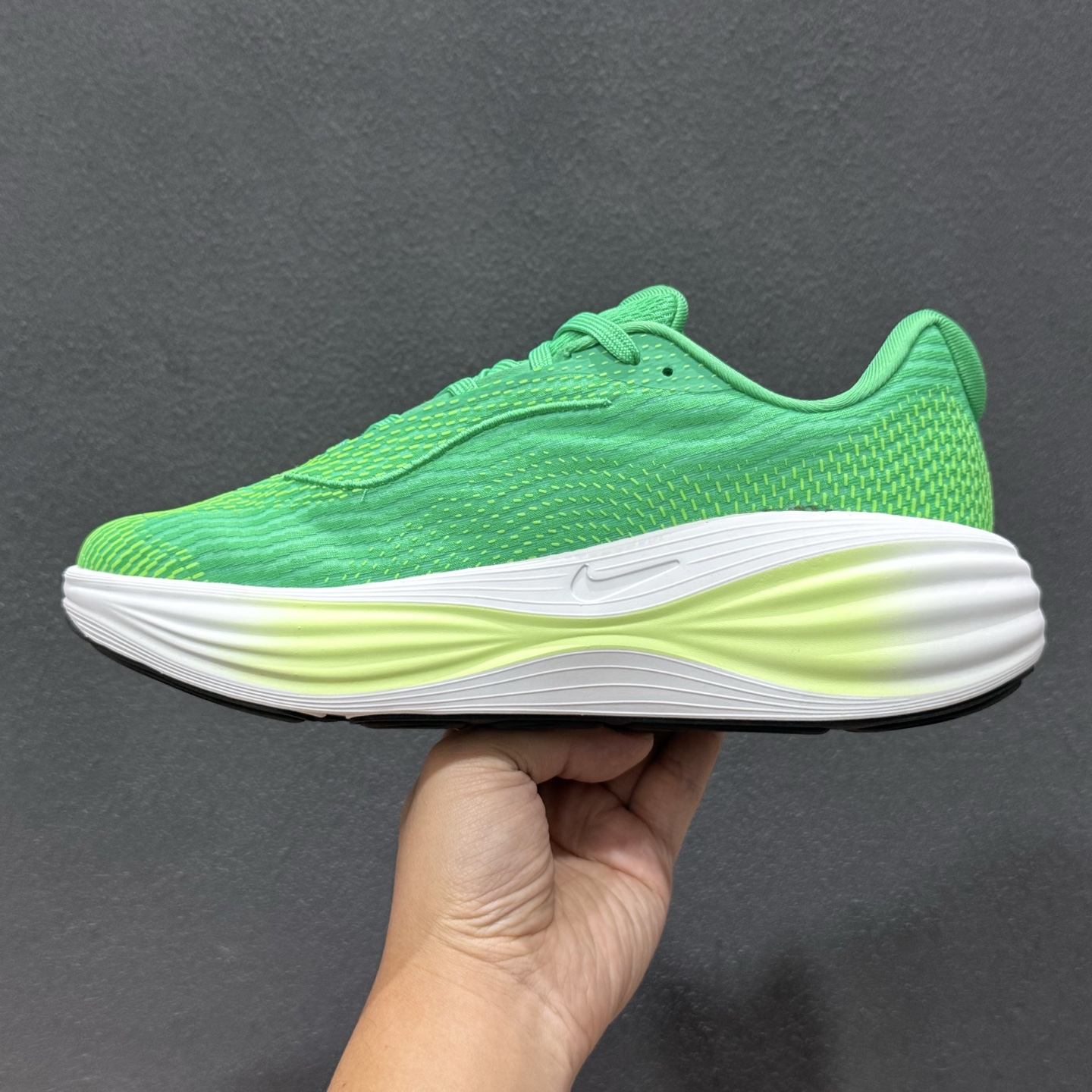 Nike Zoom VOMERO 耐克 舒适减震防滑 低帮跑步鞋全掌ReactX泡绵中底 YC2661-009