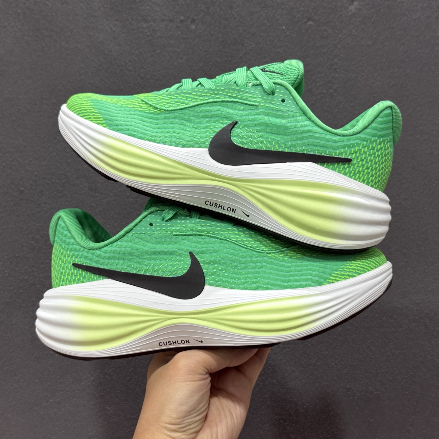 Nike Zoom VOMERO 耐克 舒适减震防滑 低帮跑步鞋全掌ReactX泡绵中底 YC2661-009