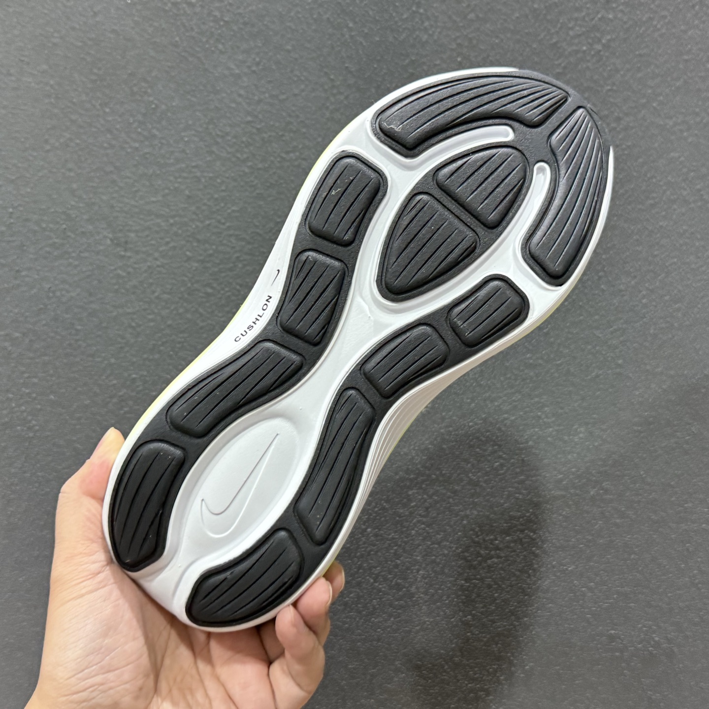 Nike Zoom VOMERO 耐克 舒适减震防滑 低帮跑步鞋全掌ReactX泡绵中底 YC2661-009