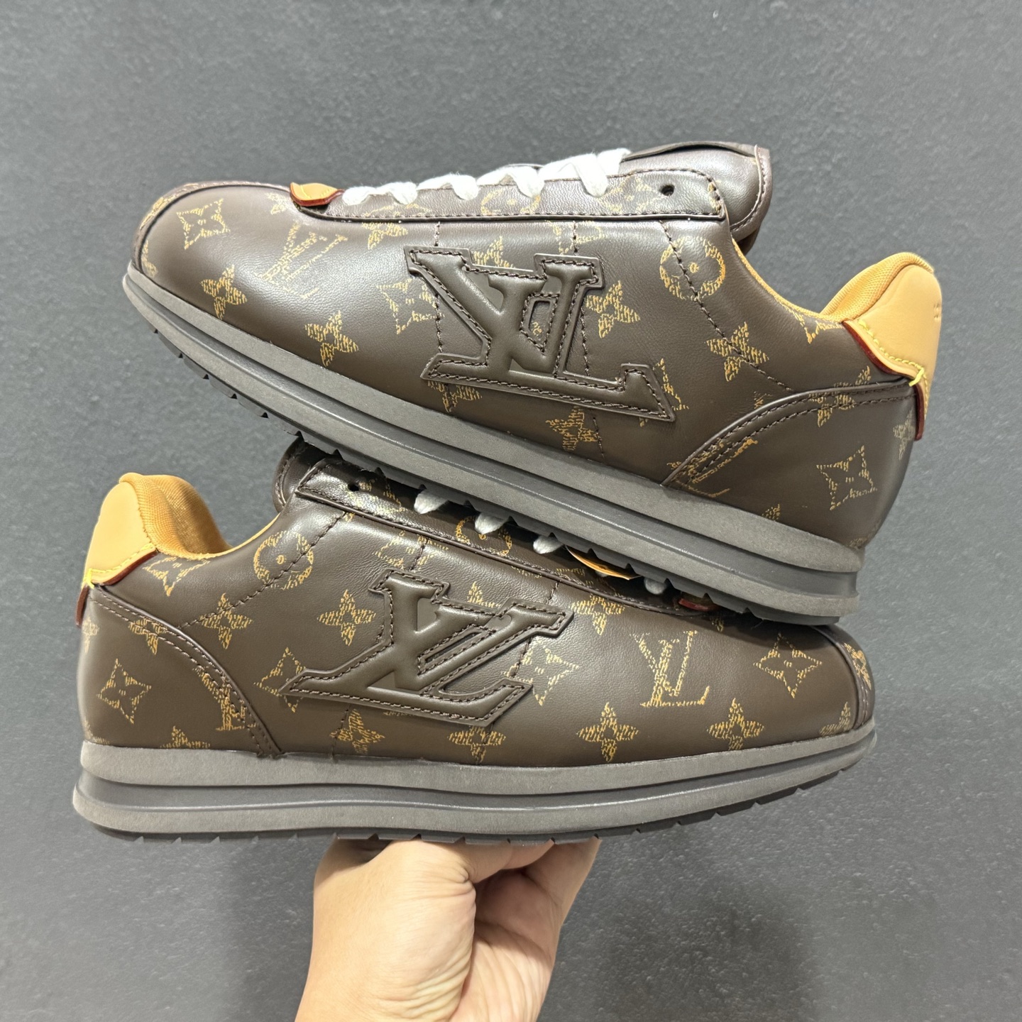 380 Lv 驴牌 x Nigo Buttersoft FW25 白色 联名款舒适柔软黄油休闲运动鞋 2417171