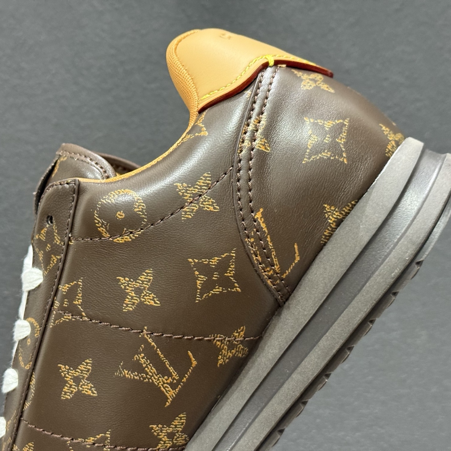 380 Lv 驴牌 x Nigo Buttersoft FW25 白色 联名款舒适柔软黄油休闲运动鞋 2417171