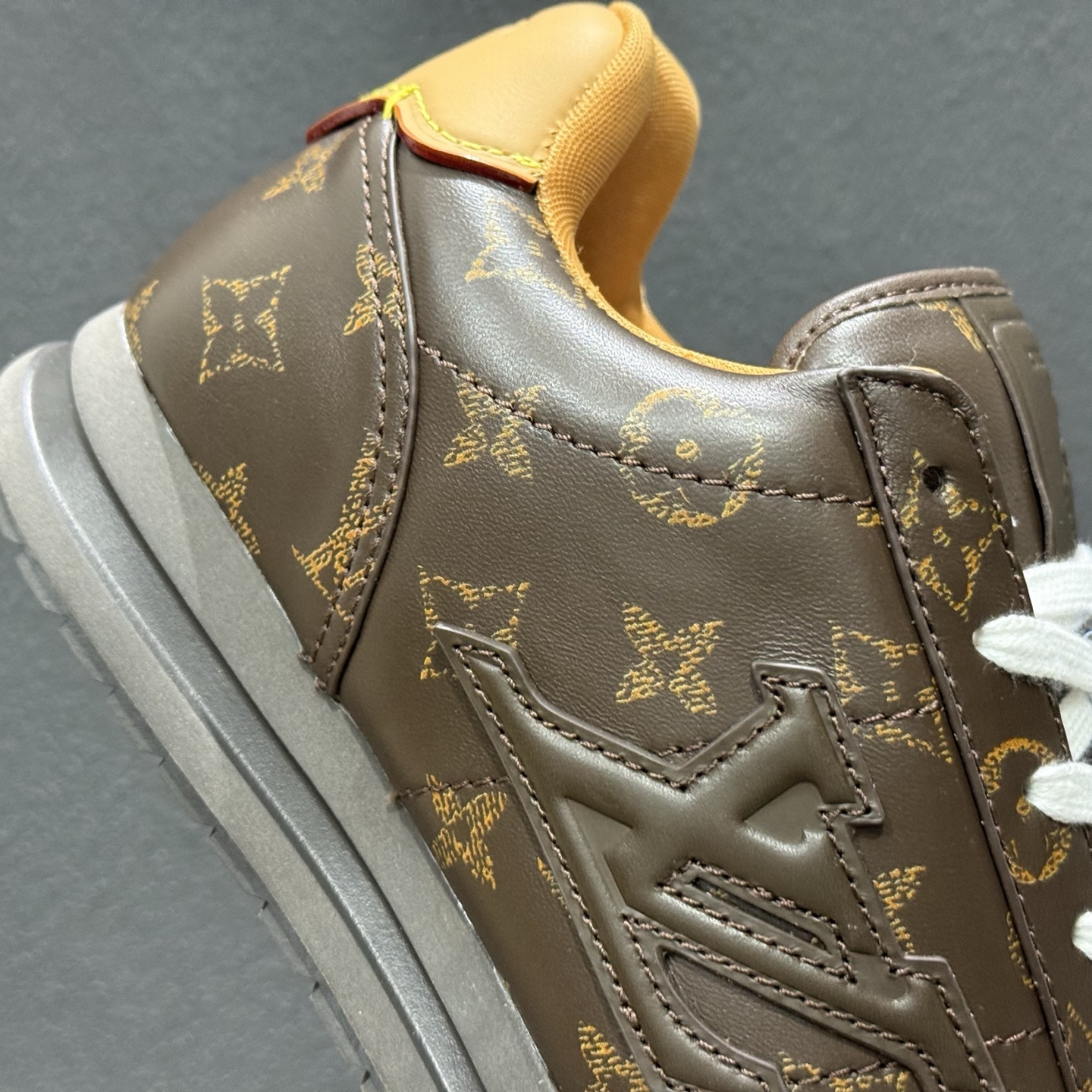 380 Lv 驴牌 x Nigo Buttersoft FW25 白色 联名款舒适柔软黄油休闲运动鞋 2417171