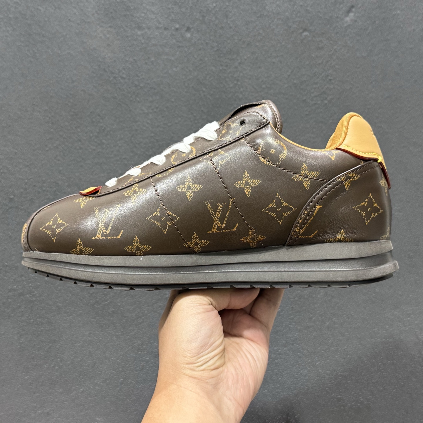 380 Lv 驴牌 x Nigo Buttersoft FW25 白色 联名款舒适柔软黄油休闲运动鞋 2417171