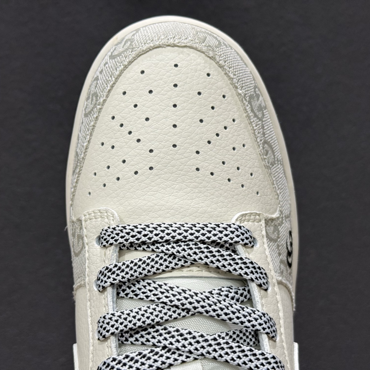 Nike SB Dunk Low“ 古驰联名—米黑牛仔布” 周年高端定制 低帮休闲板鞋 JP1628-077 Nike SB Dunk Low“ 古驰联名—米黑牛仔布” 周年高端定制 低帮休闲板鞋 JP1628-077