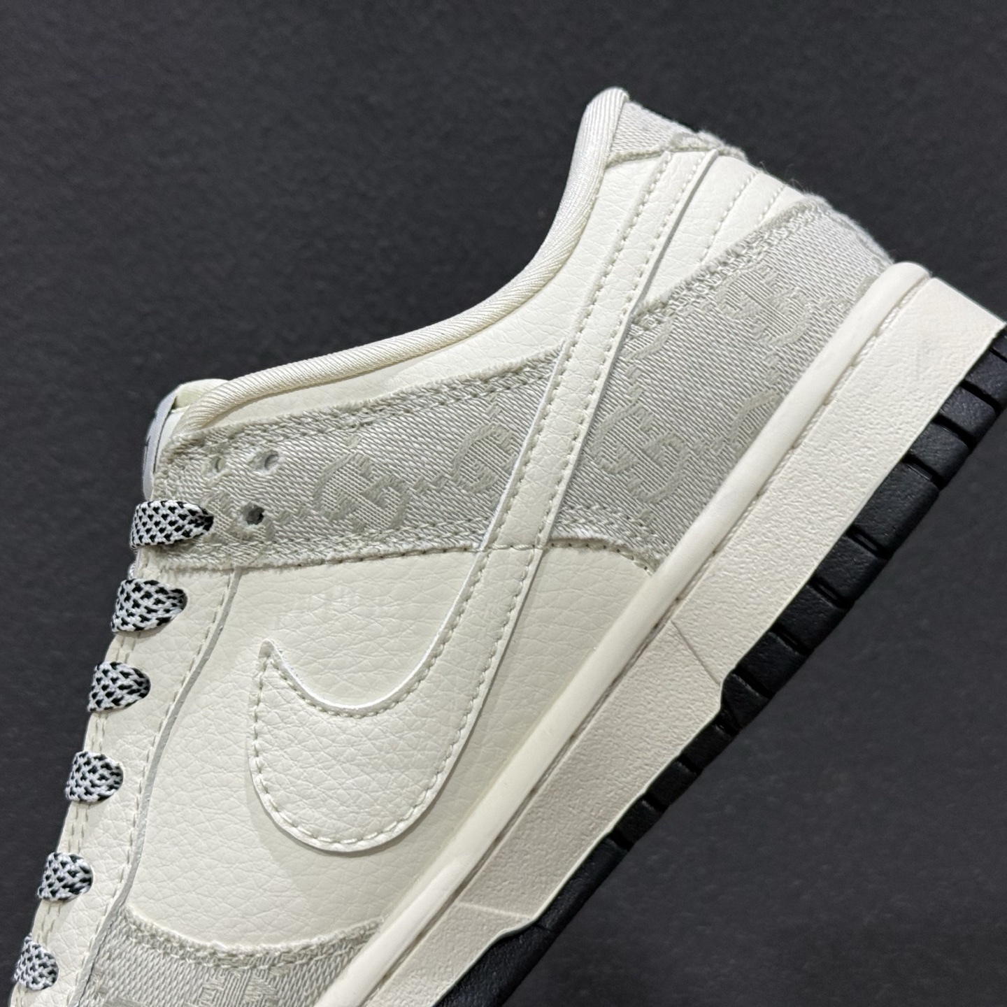 Nike SB Dunk Low“ 古驰联名—米黑牛仔布” 周年高端定制 低帮休闲板鞋 JP1628-077 Nike SB Dunk Low“ 古驰联名—米黑牛仔布” 周年高端定制 低帮休闲板鞋 JP1628-077