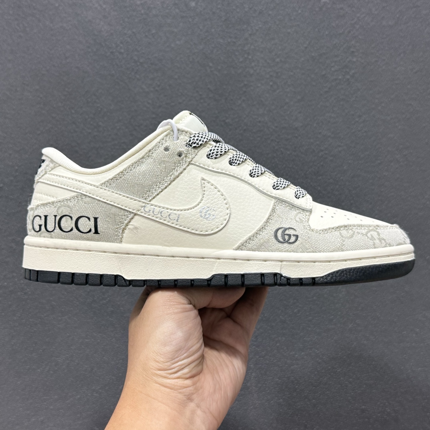 Nike SB Dunk Low“ 古驰联名—米黑牛仔布” 周年高端定制 低帮休闲板鞋 JP1628-077 Nike SB Dunk Low“ 古驰联名—米黑牛仔布” 周年高端定制 低帮休闲板鞋 JP1628-077