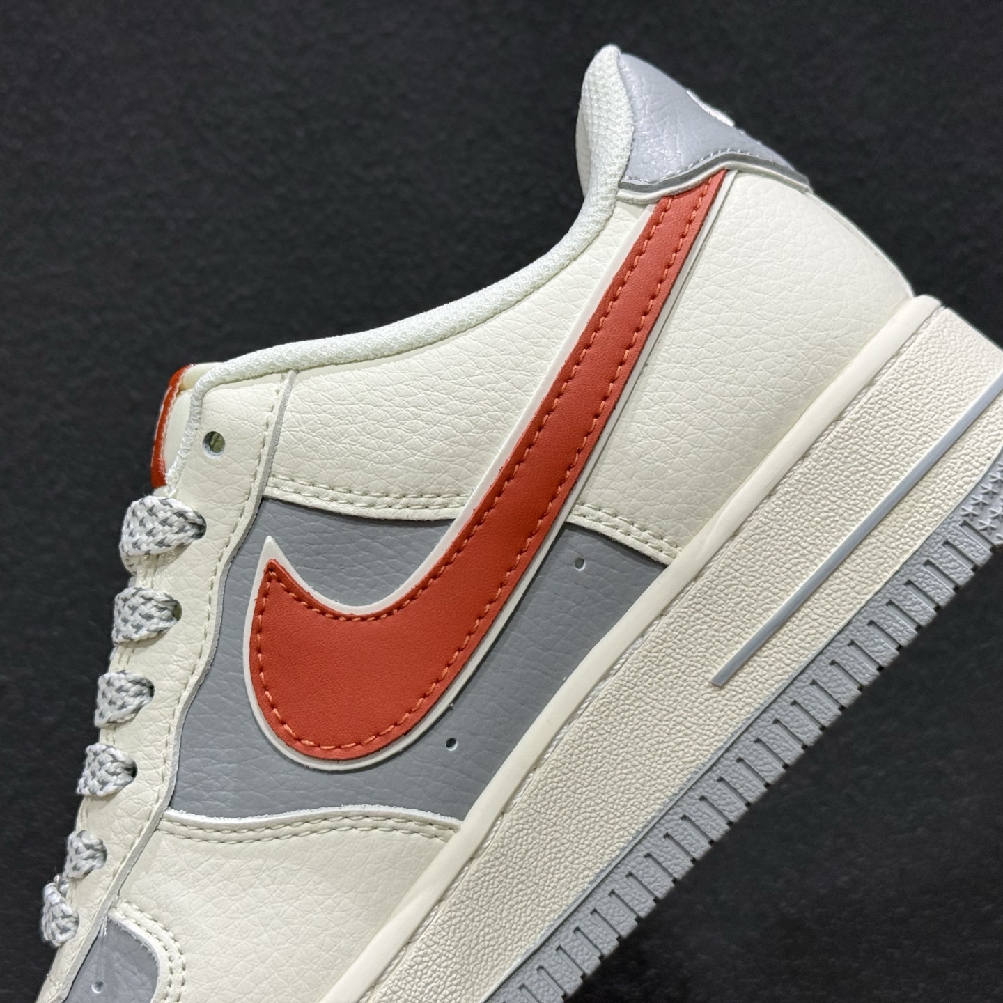 NIke Air Force 1 '07 Low “LV联名-米灰红拼接”空军一号 JP8028-070 NIke Air Force 1 '07 Low “LV联名-米灰红拼接”空军一号 JP8028-070