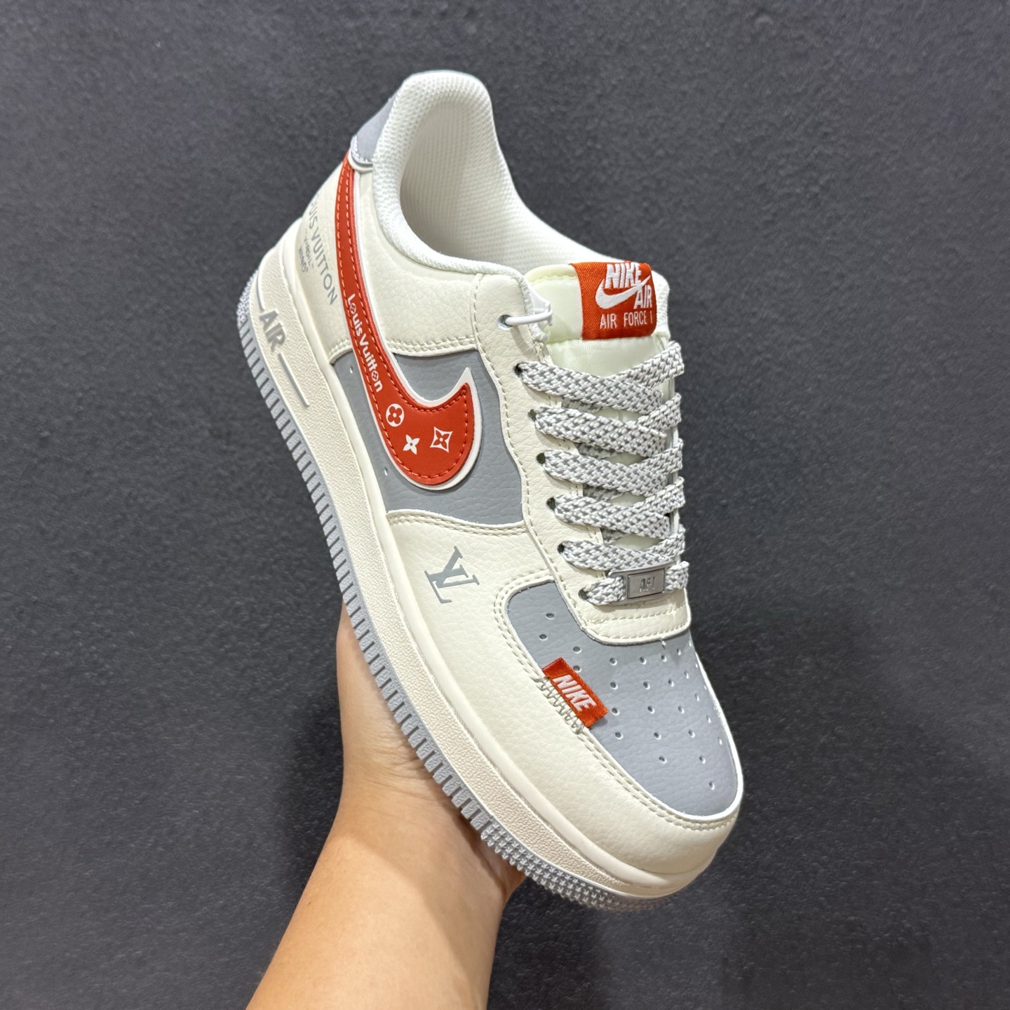 NIke Air Force 1 '07 Low “LV联名-米灰红拼接”空军一号 JP8028-070 NIke Air Force 1 '07 Low “LV联名-米灰红拼接”空军一号 JP8028-070