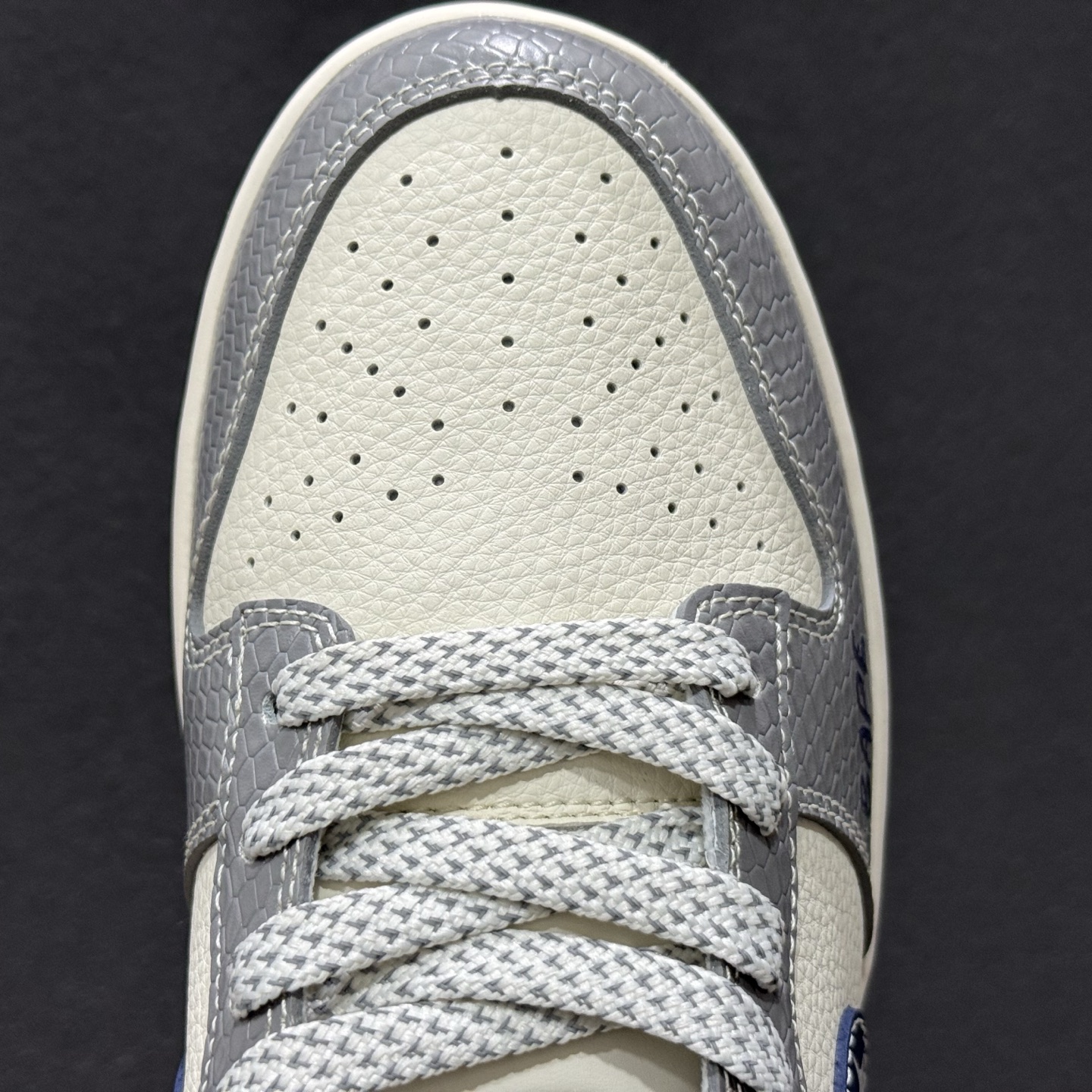 Nike SB Dunk Low“ 猿人头联名—米灰黑” 低帮休闲板鞋 JP1628-036 Nike SB Dunk Low“ 猿人头联名—米灰黑” 低帮休闲板鞋 JP1628-036