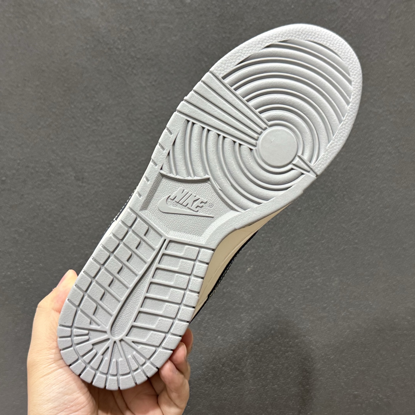 Nike SB Dunk Low“ 猿人头联名—米灰黑” 低帮休闲板鞋 JP1628-036 Nike SB Dunk Low“ 猿人头联名—米灰黑” 低帮休闲板鞋 JP1628-036