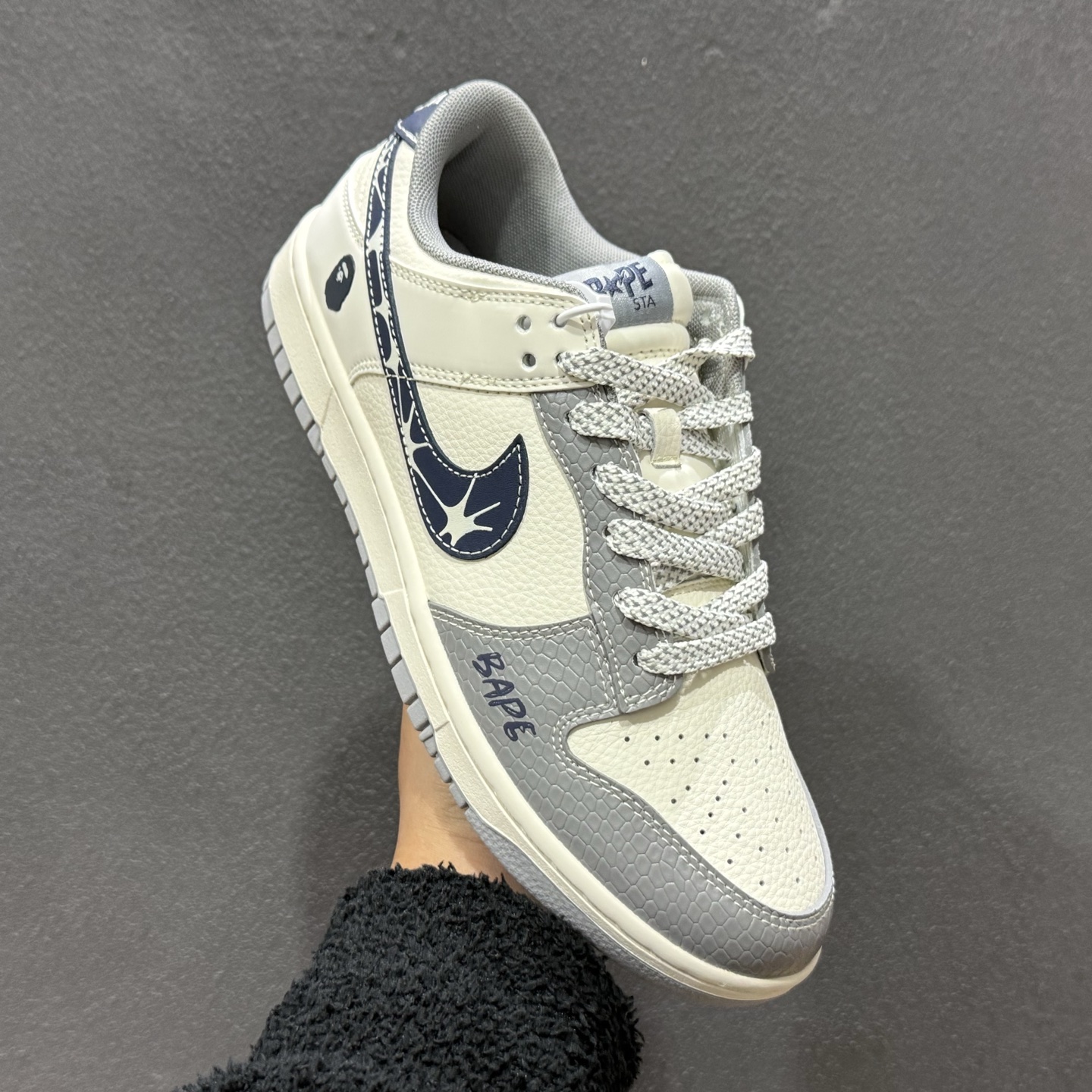 Nike SB Dunk Low“ 猿人头联名—米灰黑” 低帮休闲板鞋 JP1628-036 Nike SB Dunk Low“ 猿人头联名—米灰黑” 低帮休闲板鞋 JP1628-036