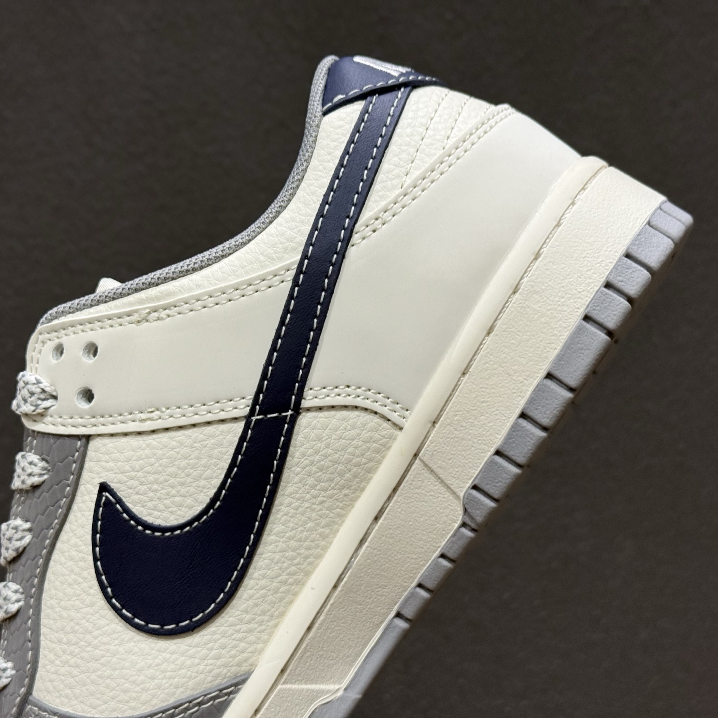 Nike SB Dunk Low“ 猿人头联名—米灰黑” 低帮休闲板鞋 JP1628-036 Nike SB Dunk Low“ 猿人头联名—米灰黑” 低帮休闲板鞋 JP1628-036