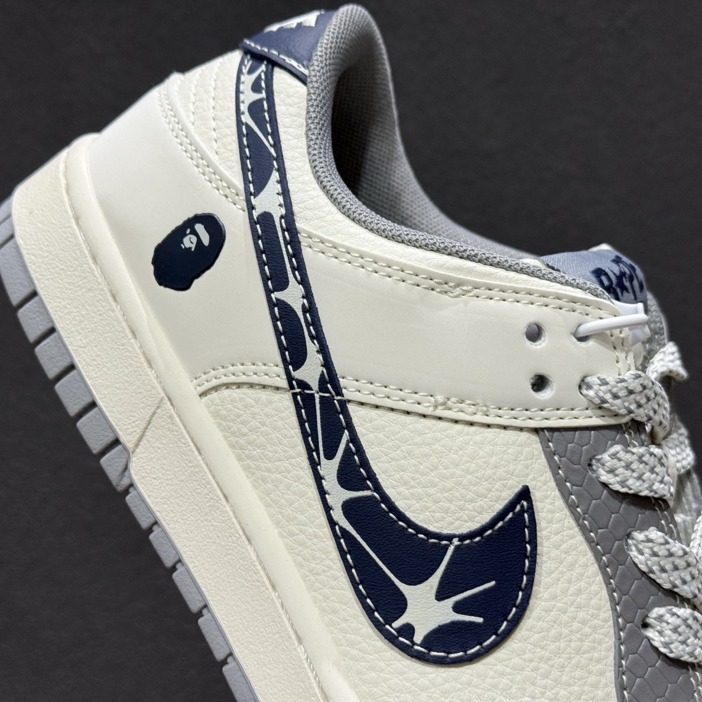 Nike SB Dunk Low“ 猿人头联名—米灰黑” 低帮休闲板鞋 JP1628-036 Nike SB Dunk Low“ 猿人头联名—米灰黑” 低帮休闲板鞋 JP1628-036