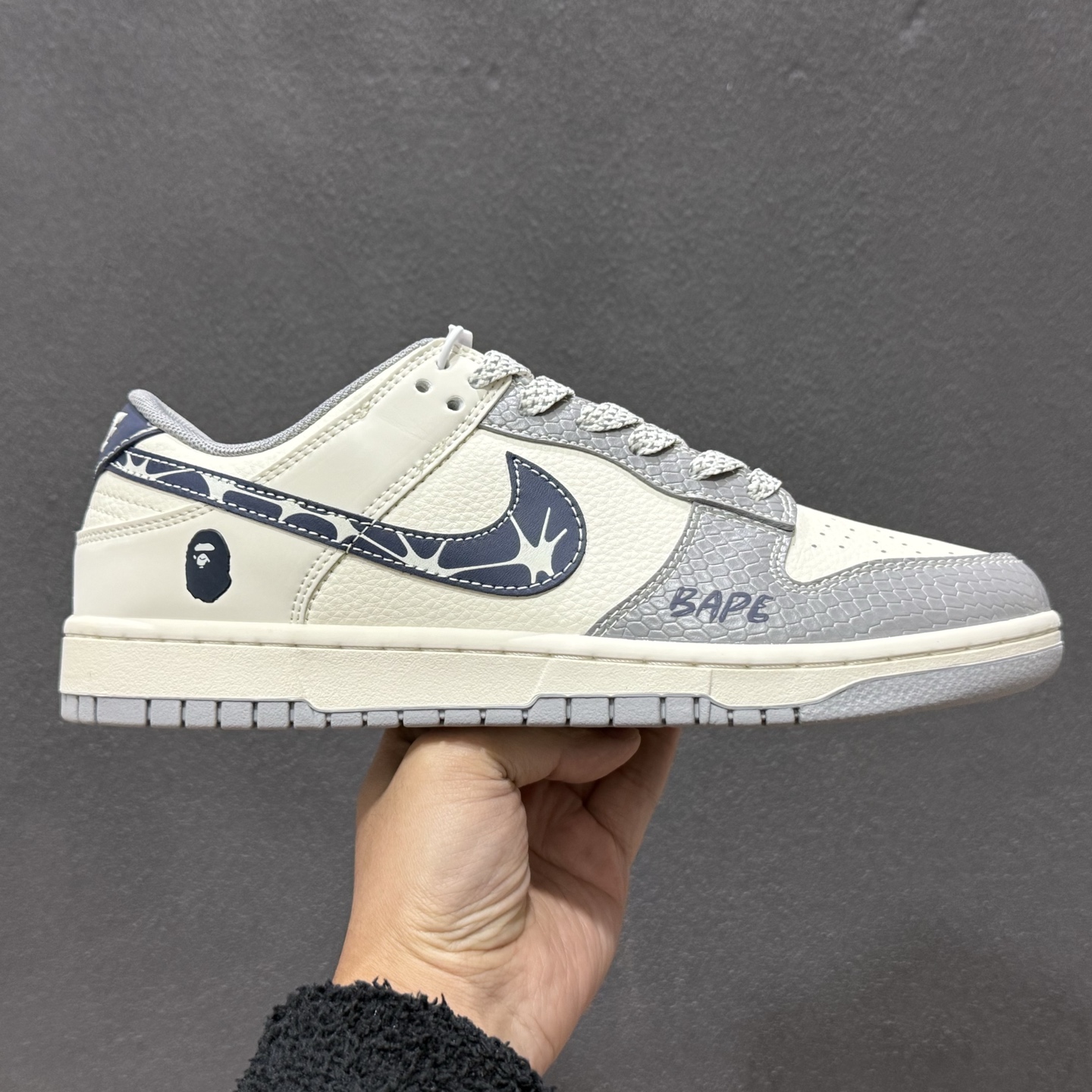 Nike SB Dunk Low“ 猿人头联名—米灰黑” 低帮休闲板鞋 JP1628-036 Nike SB Dunk Low“ 猿人头联名—米灰黑” 低帮休闲板鞋 JP1628-036