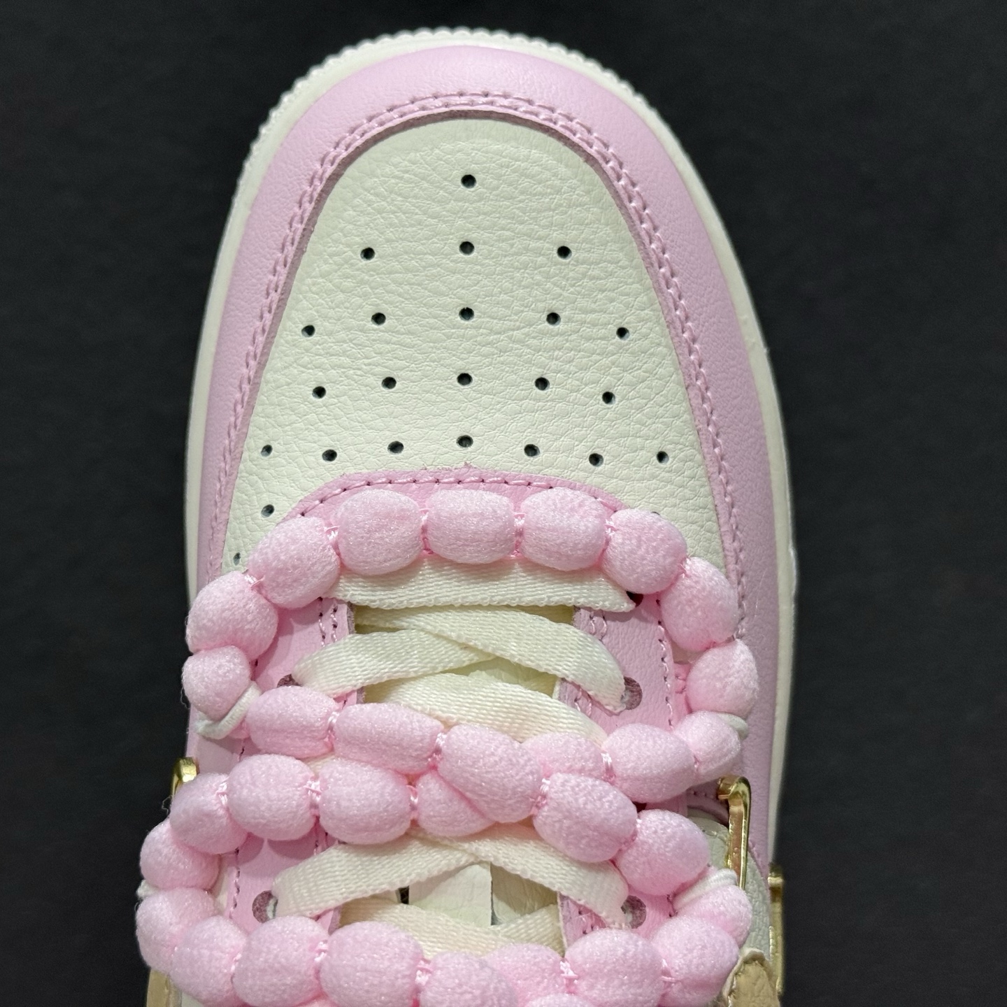 260 “柔粉四勾”订制空军一号板鞋 该定制版球鞋选用原鞋款为Nike Air Force 1'07空军一号 AB2574-600