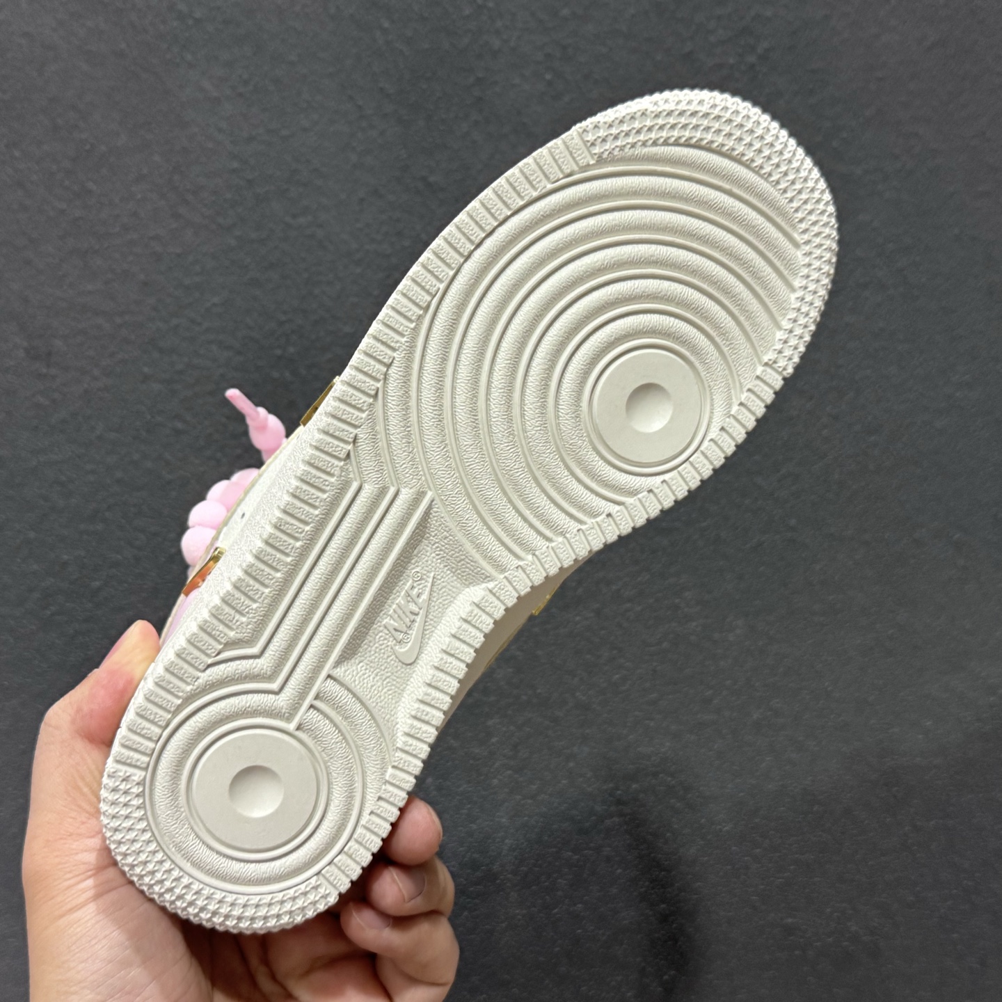 260 “柔粉四勾”订制空军一号板鞋 该定制版球鞋选用原鞋款为Nike Air Force 1'07空军一号 AB2574-600