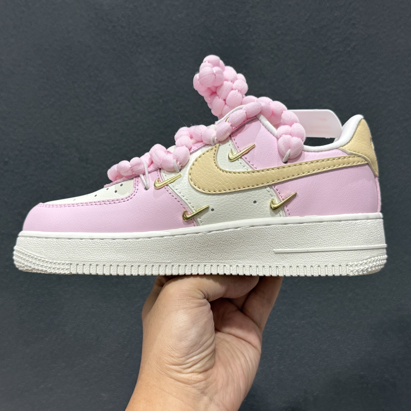 260 “柔粉四勾”订制空军一号板鞋 该定制版球鞋选用原鞋款为Nike Air Force 1'07空军一号 AB2574-600