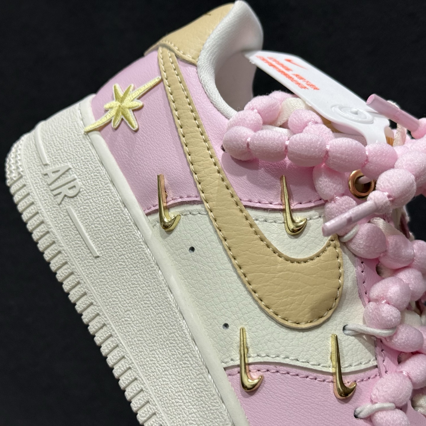 260 “柔粉四勾”订制空军一号板鞋 该定制版球鞋选用原鞋款为Nike Air Force 1'07空军一号 AB2574-600