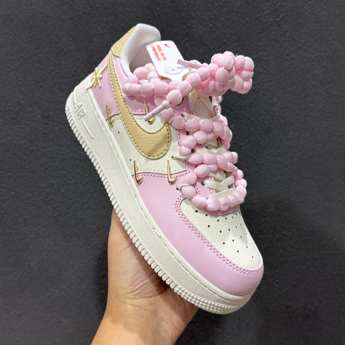260 “柔粉四勾”订制空军一号板鞋 该定制版球鞋选用原鞋款为Nike Air Force 1'07空军一号 AB2574-600