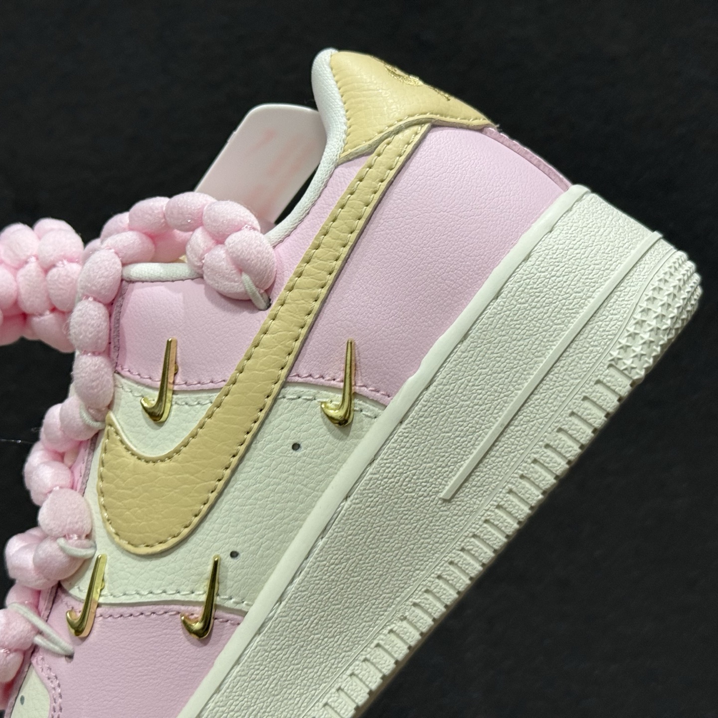260 “柔粉四勾”订制空军一号板鞋 该定制版球鞋选用原鞋款为Nike Air Force 1'07空军一号 AB2574-600