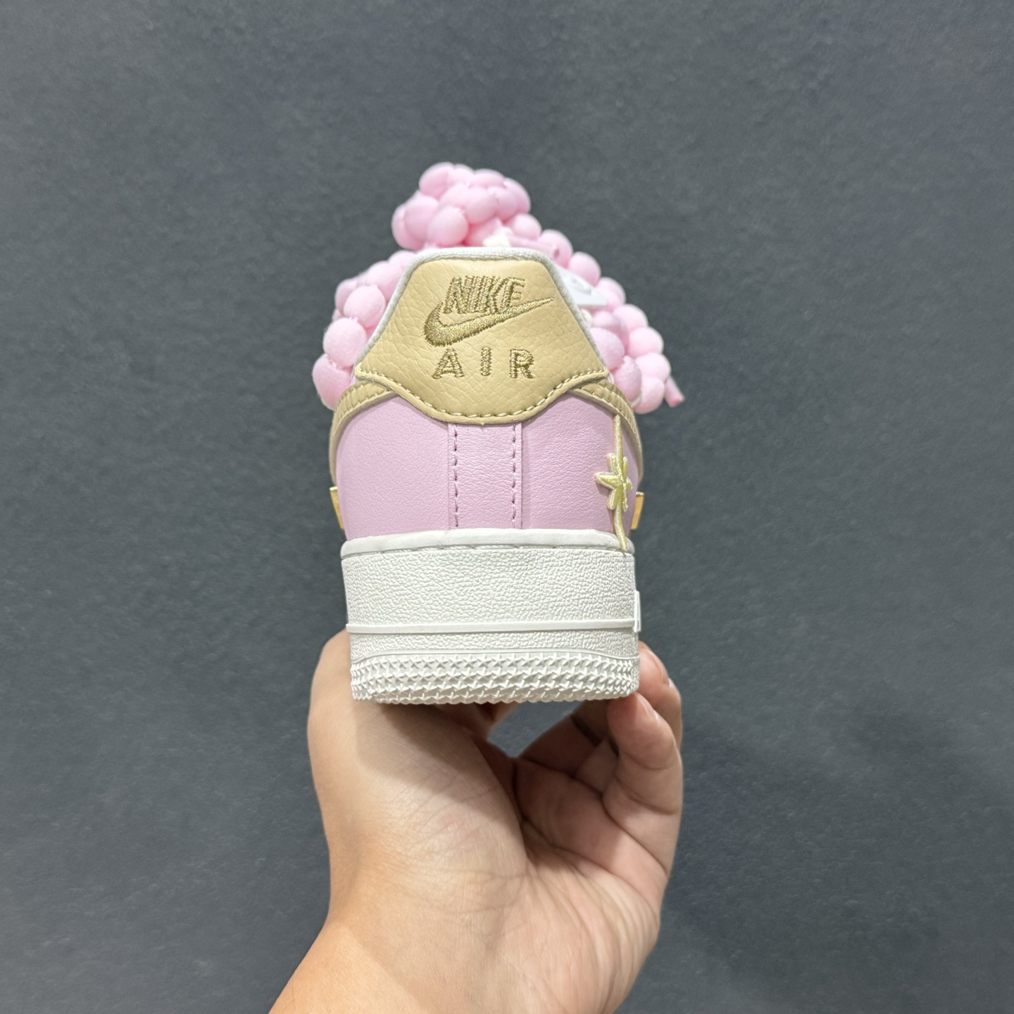 260 “柔粉四勾”订制空军一号板鞋 该定制版球鞋选用原鞋款为Nike Air Force 1'07空军一号 AB2574-600