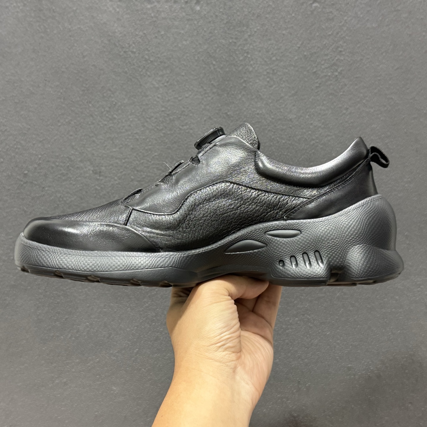 Ecco/爱步 旋转扣皮面经典百搭时尚休闲鞋 10111