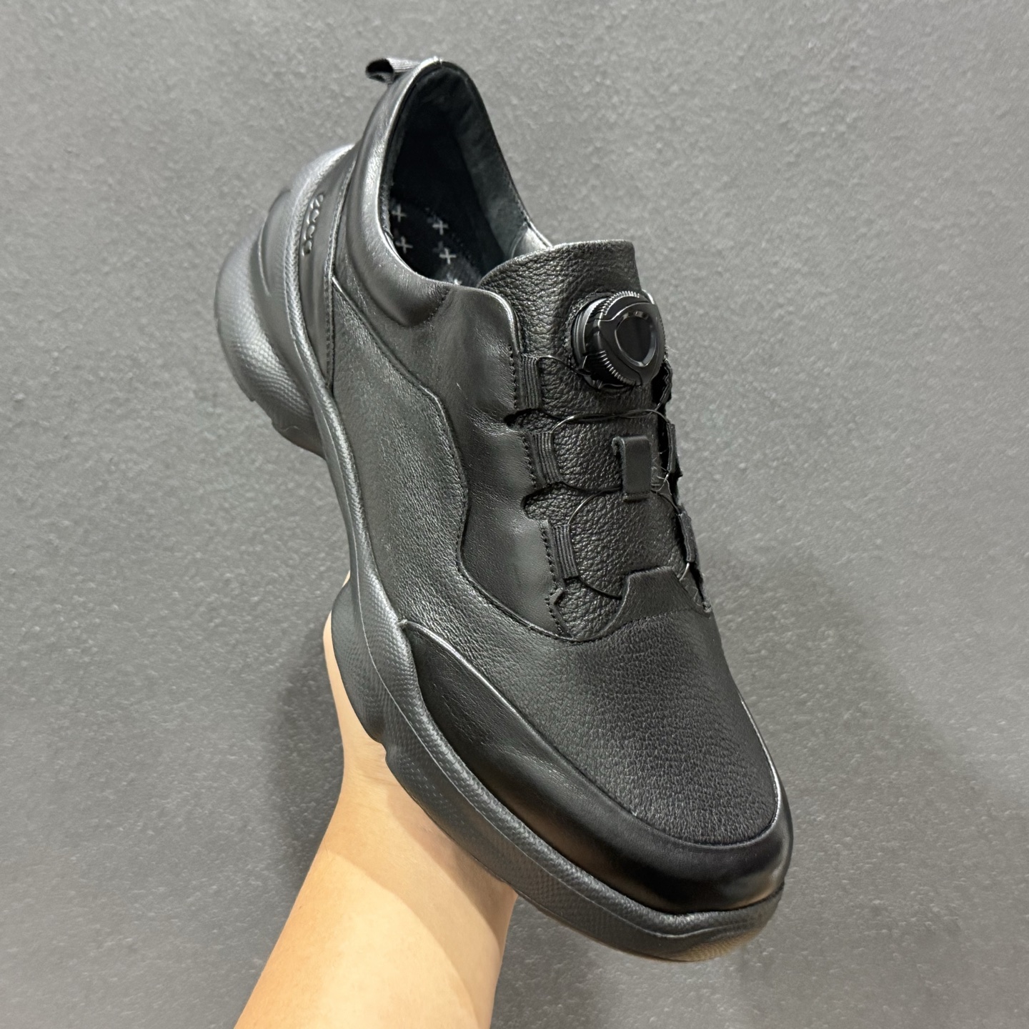 Ecco/爱步 旋转扣皮面经典百搭时尚休闲鞋 10111