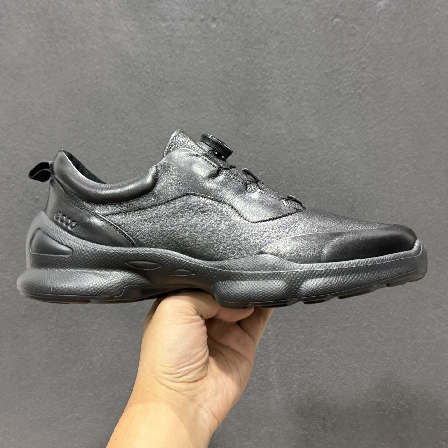 Ecco/爱步 旋转扣皮面经典百搭时尚休闲鞋 10111