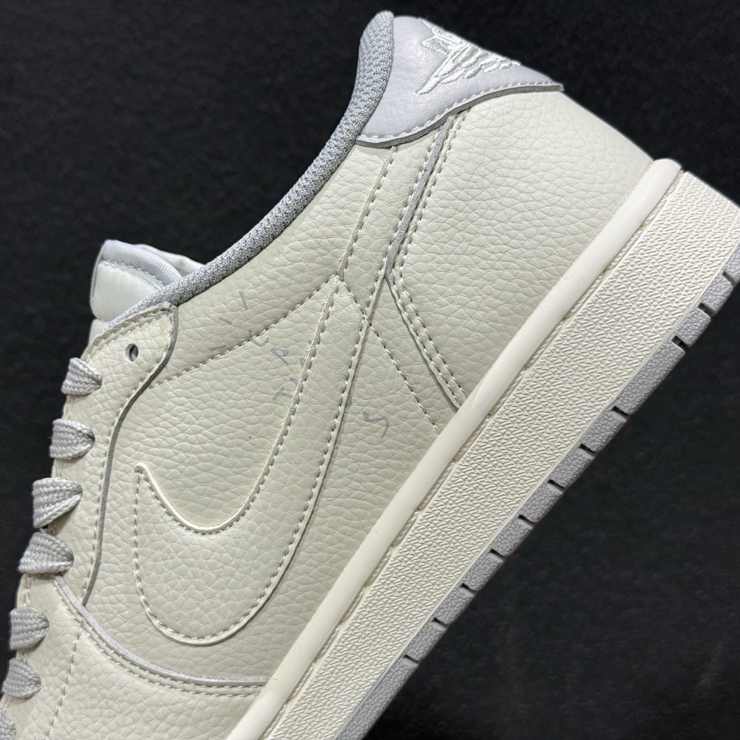 Travis Scott x Fragment Design x Air Jordan 1 Low SP AJ1 乔1闪电联名 低帮文化休闲板鞋 LK1099-062 Travis Scott x Fragment Design x Air Jordan 1 Low SP AJ1 乔1闪电联名 低帮文化休闲板鞋 LK1099-062