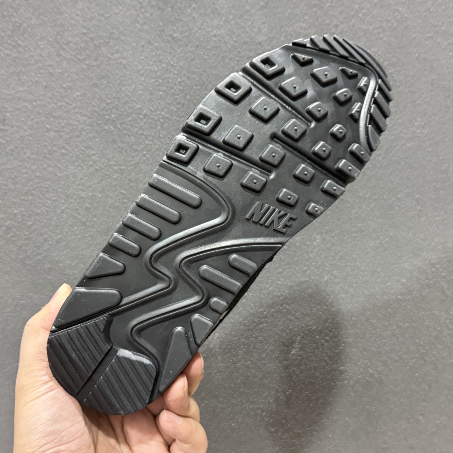 Nike Air Max 90 低帮气垫跑鞋 FQ2377-001 Nike Air Max 90 低帮气垫跑鞋 FQ2377-001