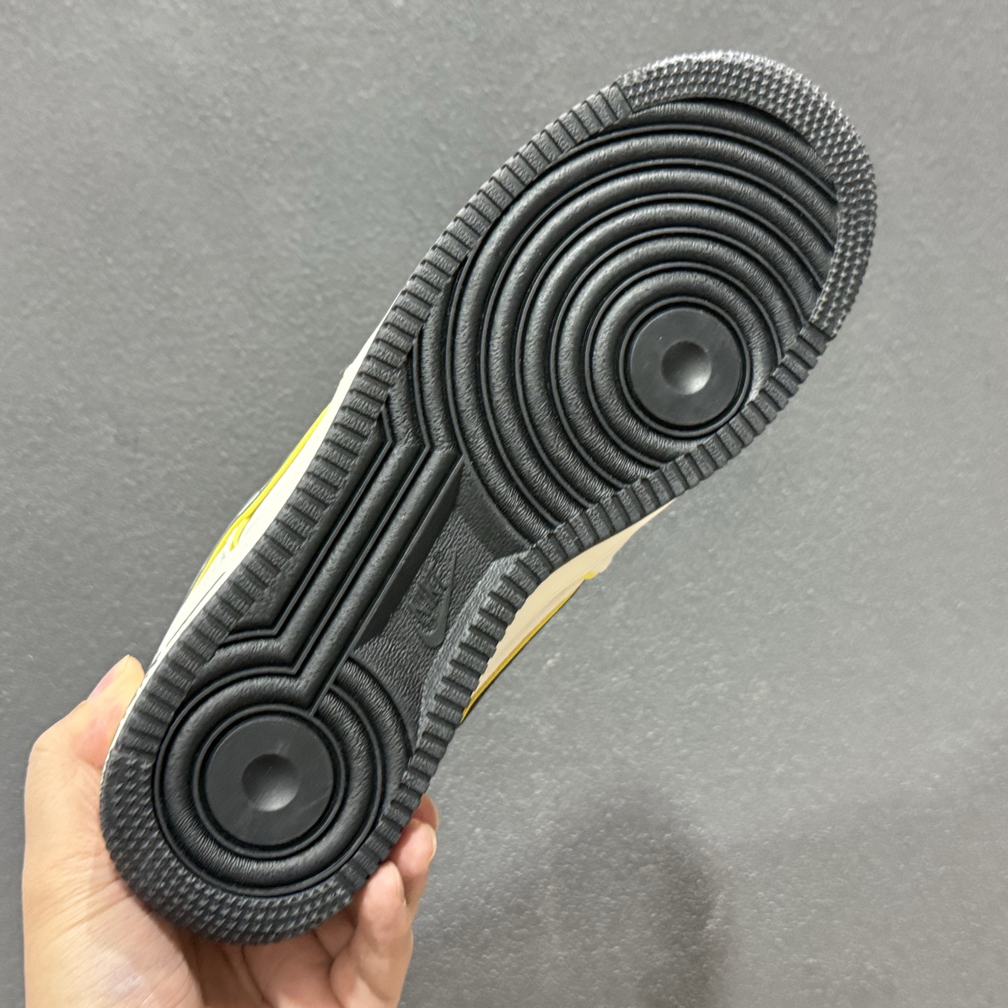 1 × Supreme 联名款｜街头顶流的碰撞 当空军一号的经典轮廓遇上Supreme的街头狂想 SY1388-021
