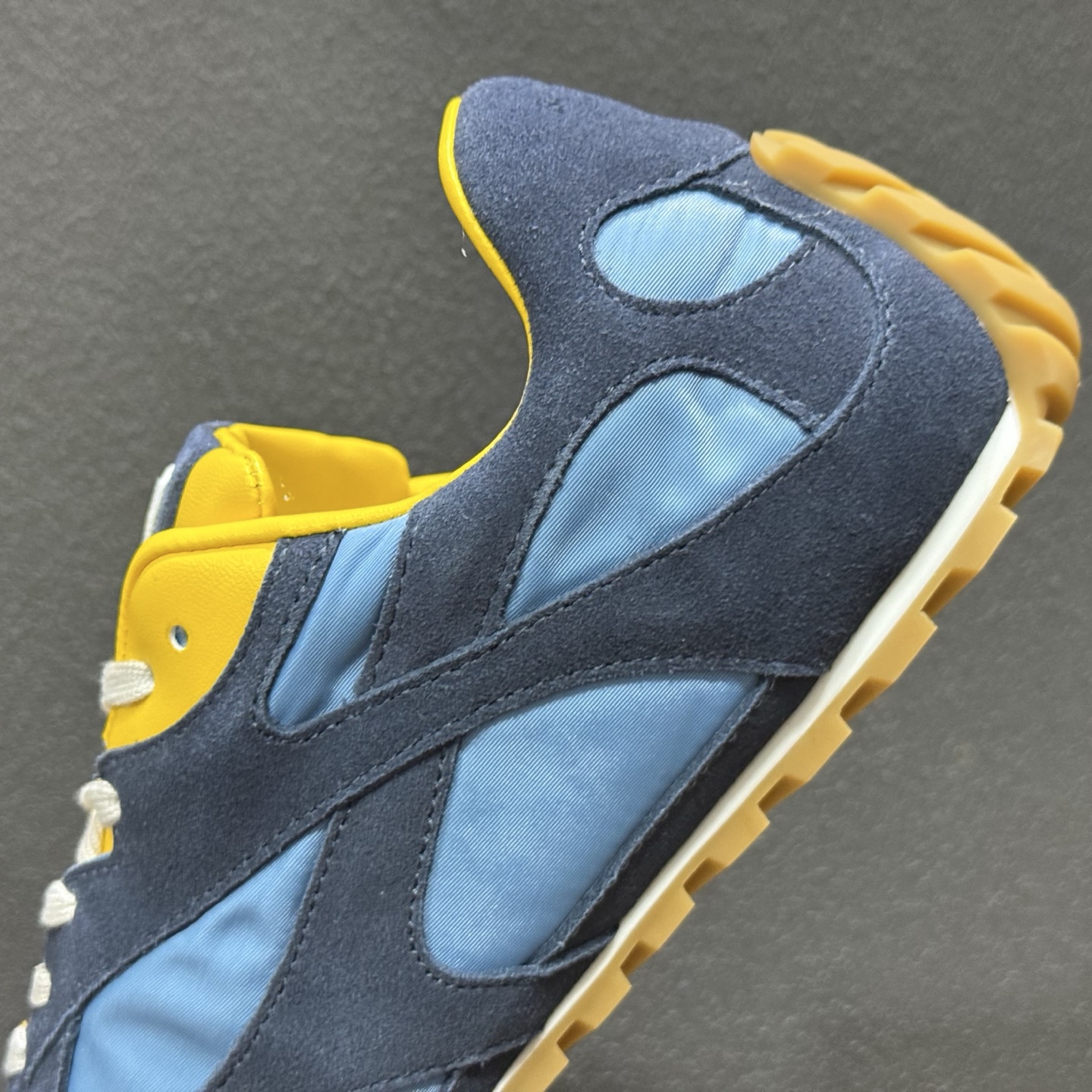 Bottega Veneta 葆蝶家 BV 最新款 Orbit Flash 系列 情侣款 复古 芭蕾舞休闲运动鞋 跑步 阿甘鞋 Bottega Veneta 葆蝶家 BV 最新款 Orbit Flash 系列 情侣款 复古 芭蕾舞休闲运动鞋 跑步 阿甘鞋