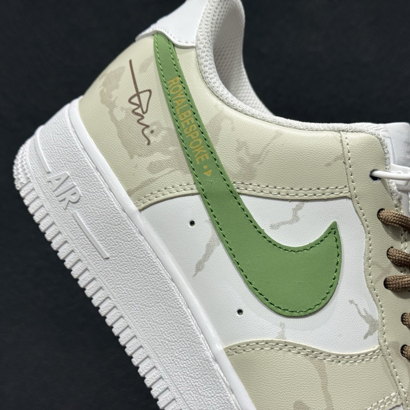 爆款定制 二次元主题 Nike Air Force 1 Low’07 棕绿序章 空军一号低帮休闲板鞋 ZH0316-130 爆款定制 二次元主题 Nike Air Force 1 Low’07 棕绿序章 空军一号低帮休闲板鞋 ZH0316-130