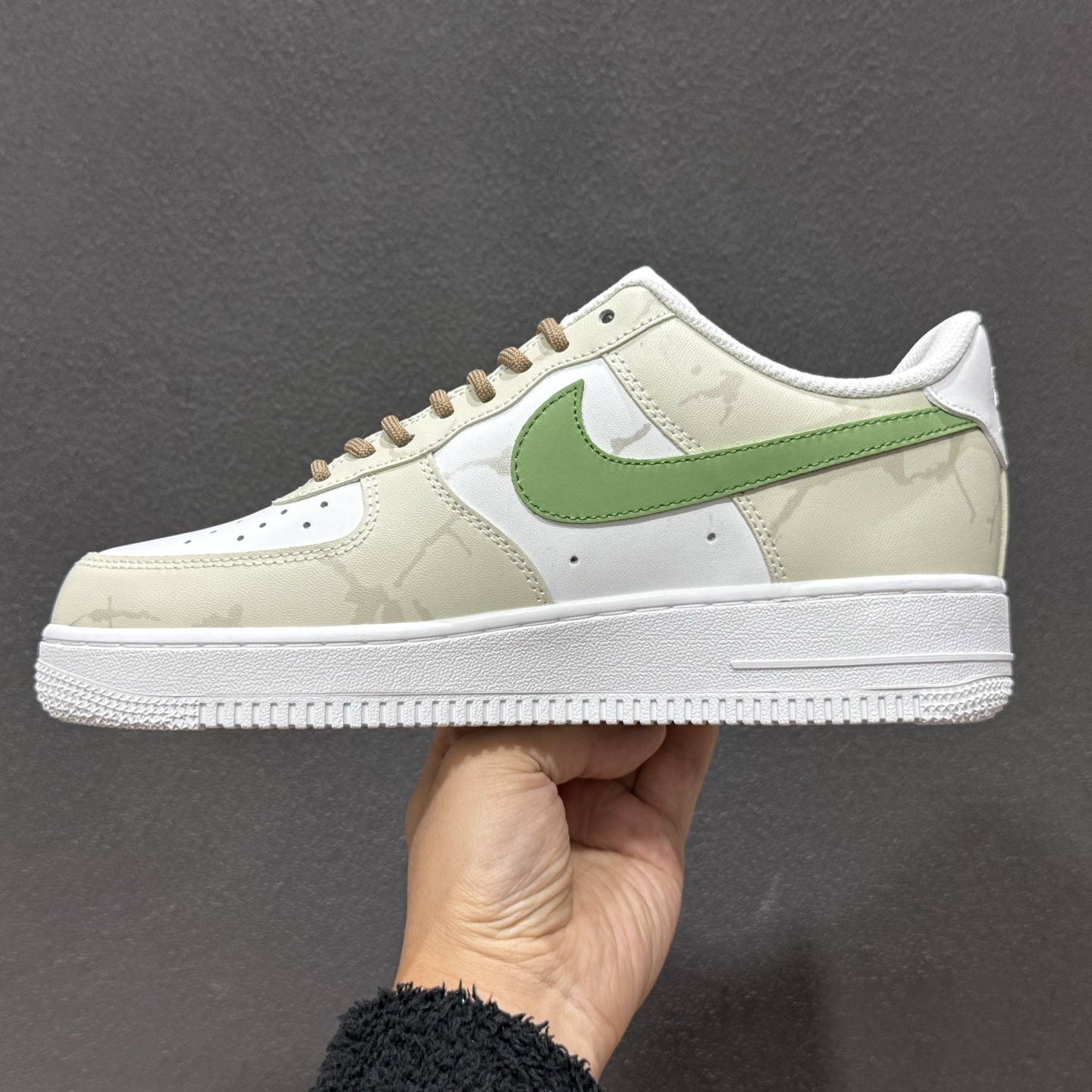 爆款定制 二次元主题 Nike Air Force 1 Low’07 棕绿序章 空军一号低帮休闲板鞋 ZH0316-130 爆款定制 二次元主题 Nike Air Force 1 Low’07 棕绿序章 空军一号低帮休闲板鞋 ZH0316-130