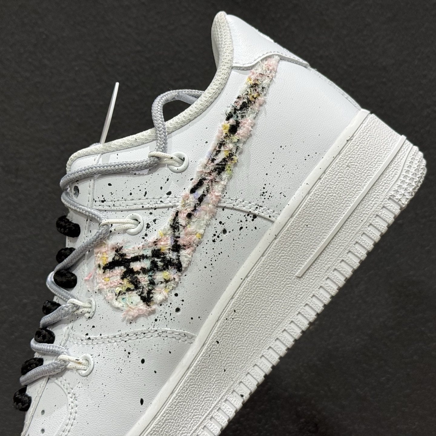 “野涂日记”订制空军一号板鞋 该定制版球鞋选用原鞋款为Nike Air Force 1'07空军一号 身铺满黑白泼墨+手绘纹理 DH1999-334 “野涂日记”订制空军一号板鞋 该定制版球鞋选用原鞋款为Nike Air Force 1'07空军一号 身铺满黑白泼墨+手绘纹理 DH1999-334