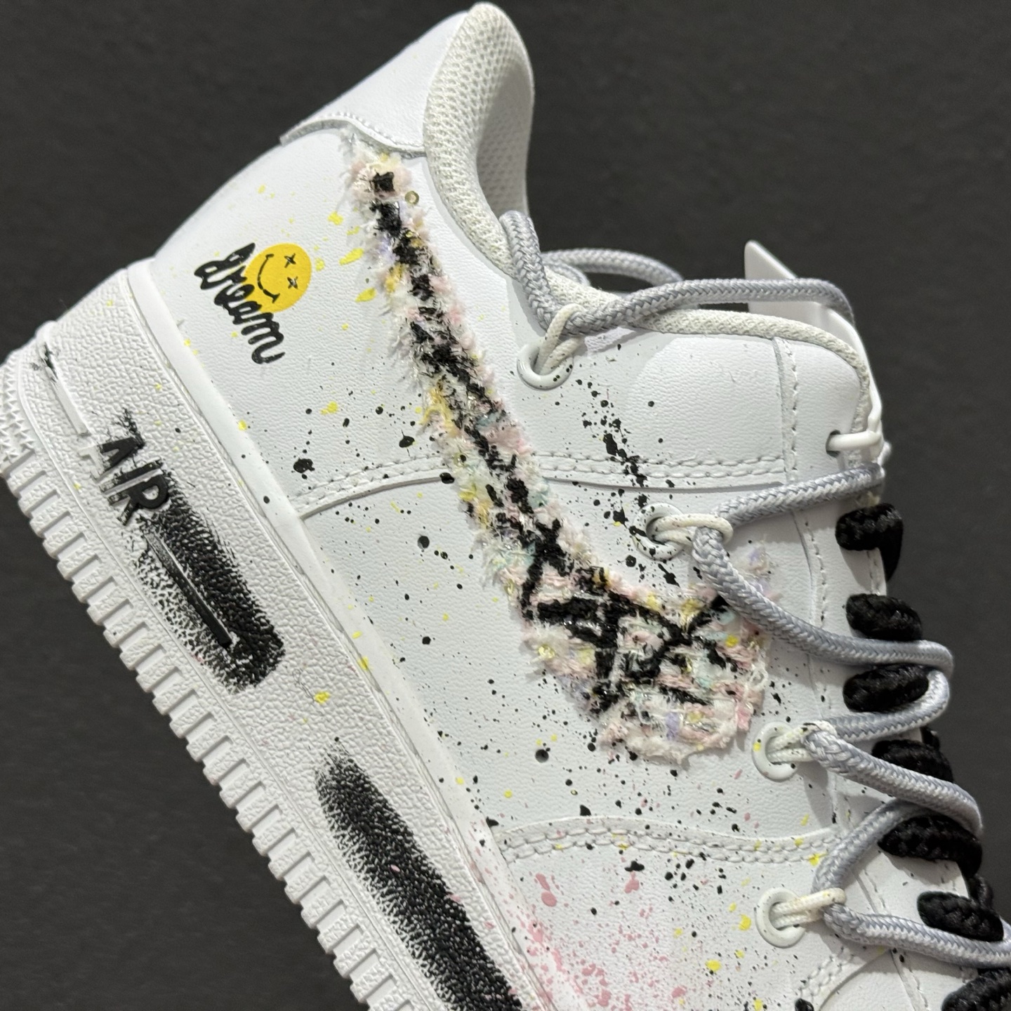“野涂日记”订制空军一号板鞋 该定制版球鞋选用原鞋款为Nike Air Force 1'07空军一号 身铺满黑白泼墨+手绘纹理 DH1999-334 “野涂日记”订制空军一号板鞋 该定制版球鞋选用原鞋款为Nike Air Force 1'07空军一号 身铺满黑白泼墨+手绘纹理 DH1999-334