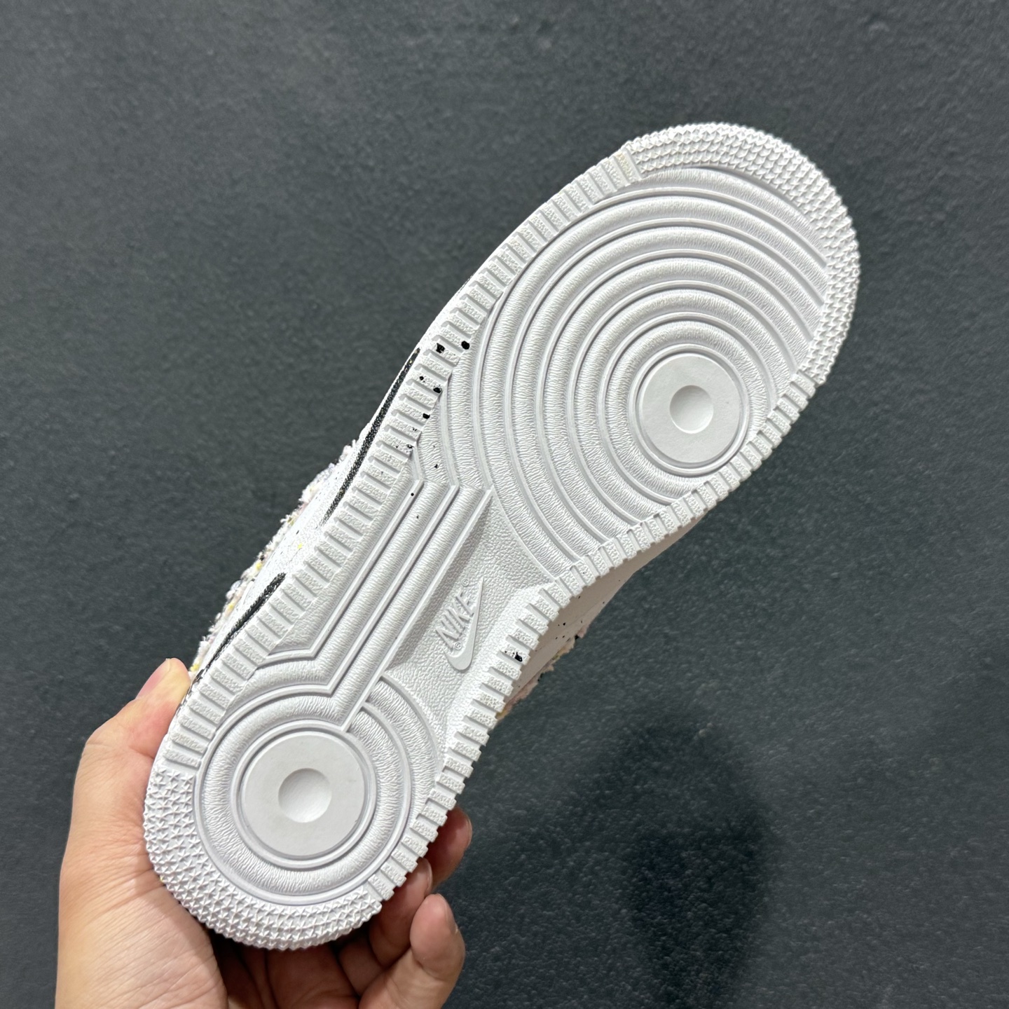 “野涂日记”订制空军一号板鞋 该定制版球鞋选用原鞋款为Nike Air Force 1'07空军一号 身铺满黑白泼墨+手绘纹理 DH1999-334 “野涂日记”订制空军一号板鞋 该定制版球鞋选用原鞋款为Nike Air Force 1'07空军一号 身铺满黑白泼墨+手绘纹理 DH1999-334
