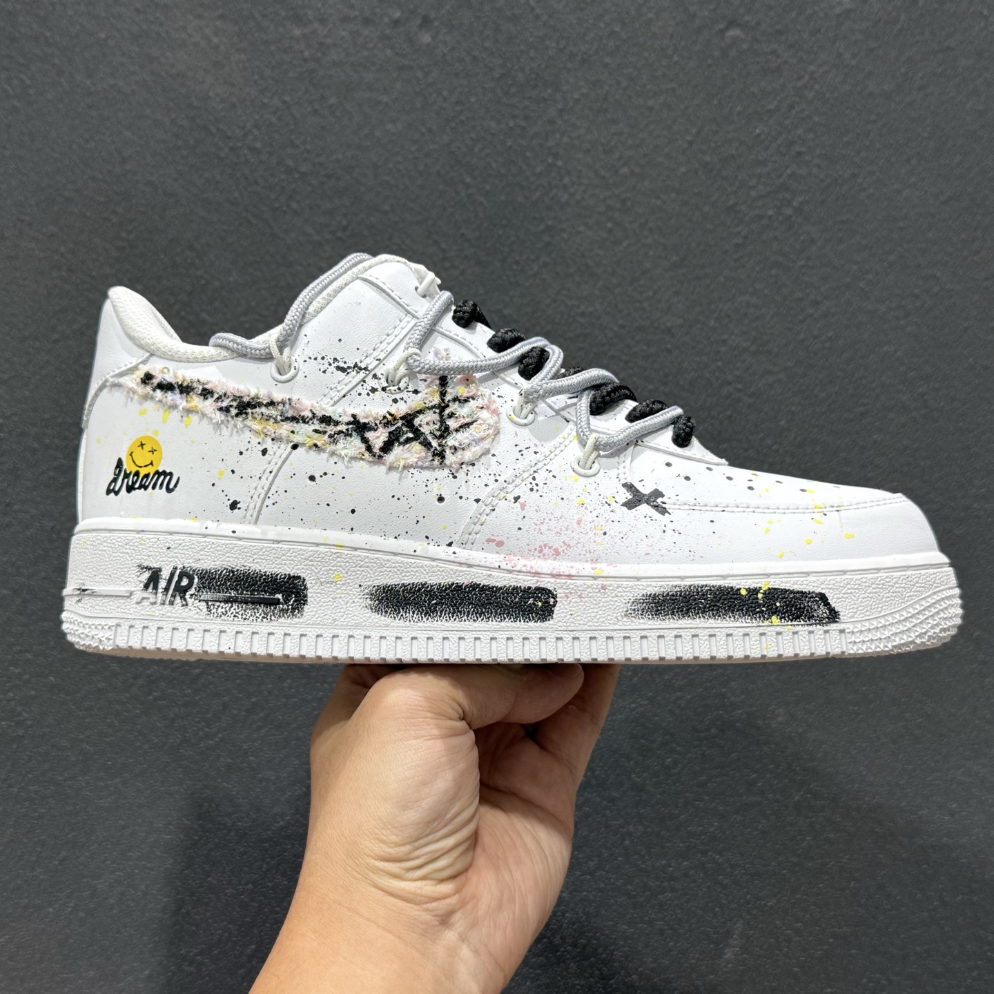 “野涂日记”订制空军一号板鞋 该定制版球鞋选用原鞋款为Nike Air Force 1’07空军一号 身铺满黑白泼墨+手绘纹理 DH1999-334 “野涂日记”订制空军一号板鞋 该定制版球鞋选用原鞋款为Nike Air Force 1’07空军一号 身铺满黑白泼墨+手绘纹理 DH1999-334