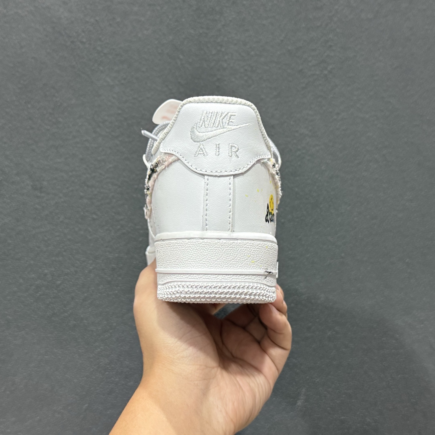“野涂日记”订制空军一号板鞋 该定制版球鞋选用原鞋款为Nike Air Force 1'07空军一号 身铺满黑白泼墨+手绘纹理 DH1999-334 “野涂日记”订制空军一号板鞋 该定制版球鞋选用原鞋款为Nike Air Force 1'07空军一号 身铺满黑白泼墨+手绘纹理 DH1999-334