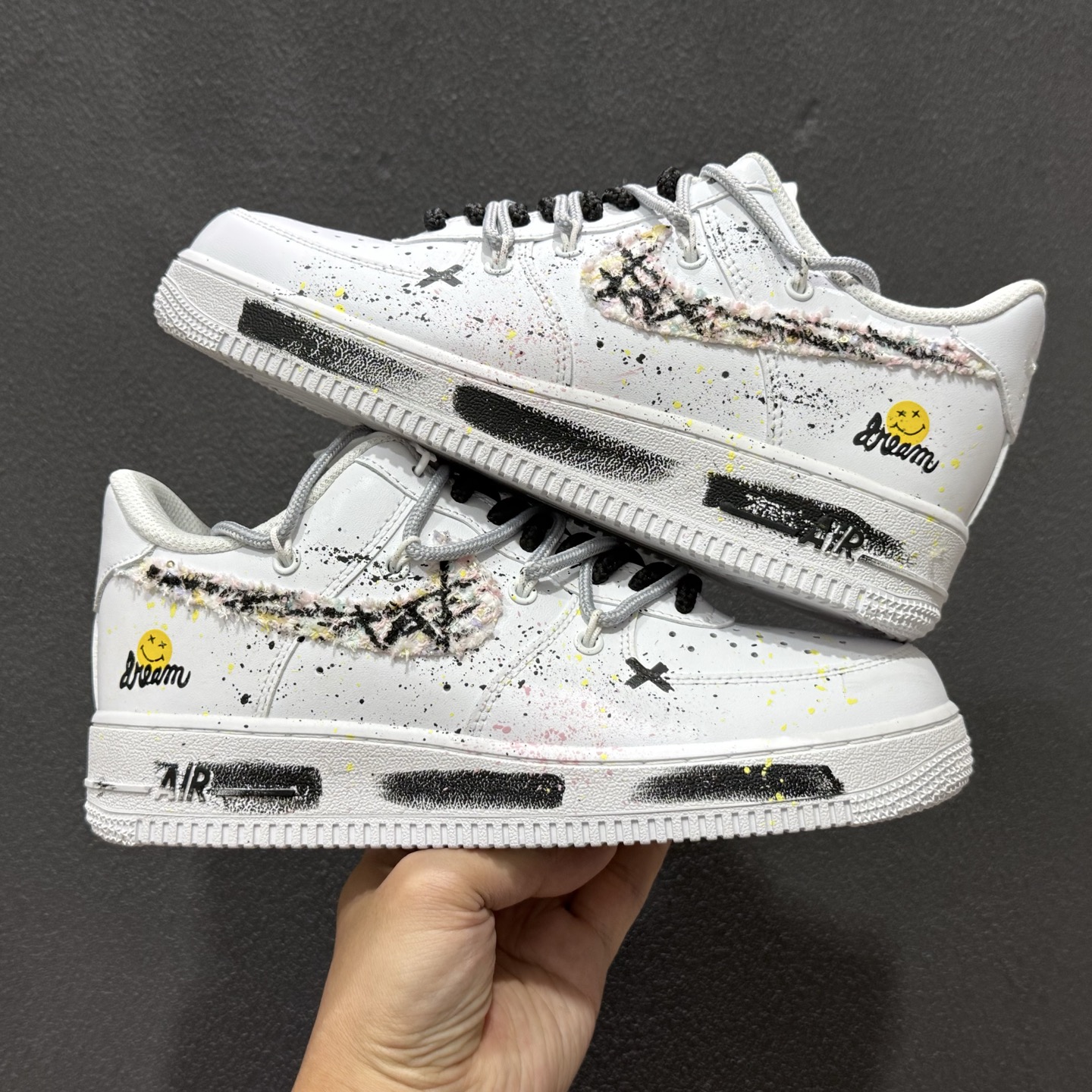 “野涂日记”订制空军一号板鞋 该定制版球鞋选用原鞋款为Nike Air Force 1'07空军一号 身铺满黑白泼墨+手绘纹理 DH1999-334 “野涂日记”订制空军一号板鞋 该定制版球鞋选用原鞋款为Nike Air Force 1'07空军一号 身铺满黑白泼墨+手绘纹理 DH1999-334