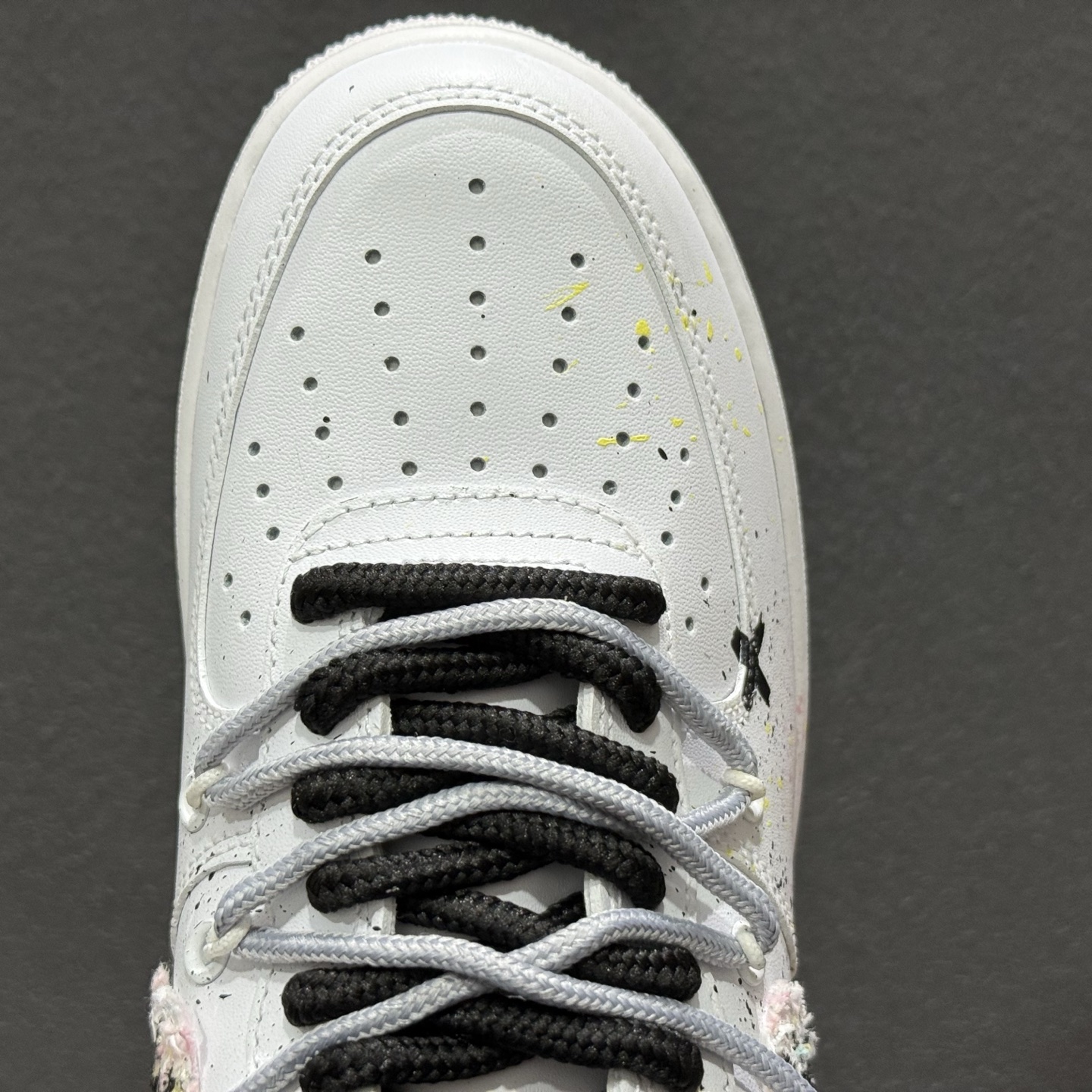 “野涂日记”订制空军一号板鞋 该定制版球鞋选用原鞋款为Nike Air Force 1'07空军一号 身铺满黑白泼墨+手绘纹理 DH1999-334 “野涂日记”订制空军一号板鞋 该定制版球鞋选用原鞋款为Nike Air Force 1'07空军一号 身铺满黑白泼墨+手绘纹理 DH1999-334