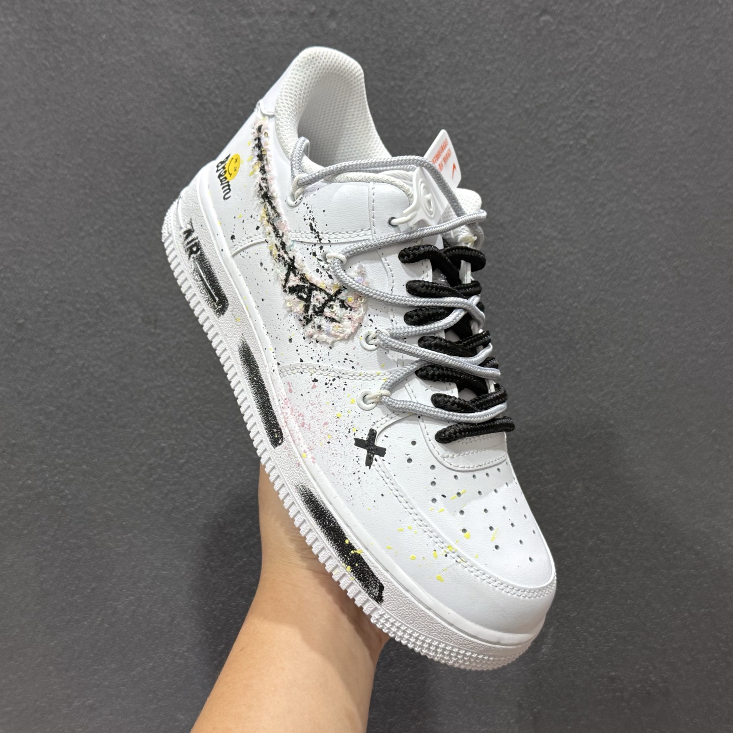 “野涂日记”订制空军一号板鞋 该定制版球鞋选用原鞋款为Nike Air Force 1'07空军一号 身铺满黑白泼墨+手绘纹理 DH1999-334 “野涂日记”订制空军一号板鞋 该定制版球鞋选用原鞋款为Nike Air Force 1'07空军一号 身铺满黑白泼墨+手绘纹理 DH1999-334